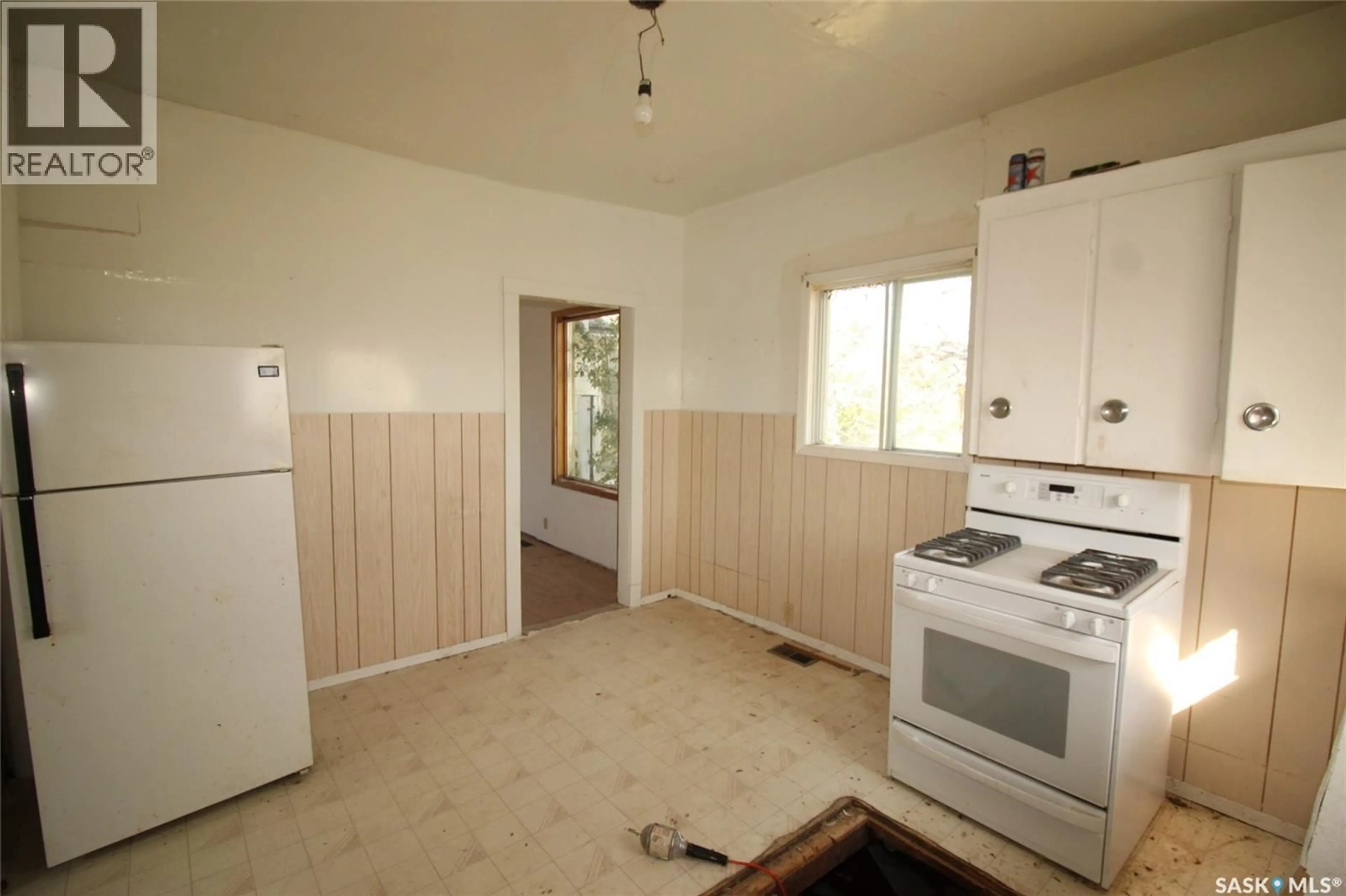 Standard kitchen, unknown for 330 2ND AVENUE, Shaunavon Saskatchewan S0N2M0