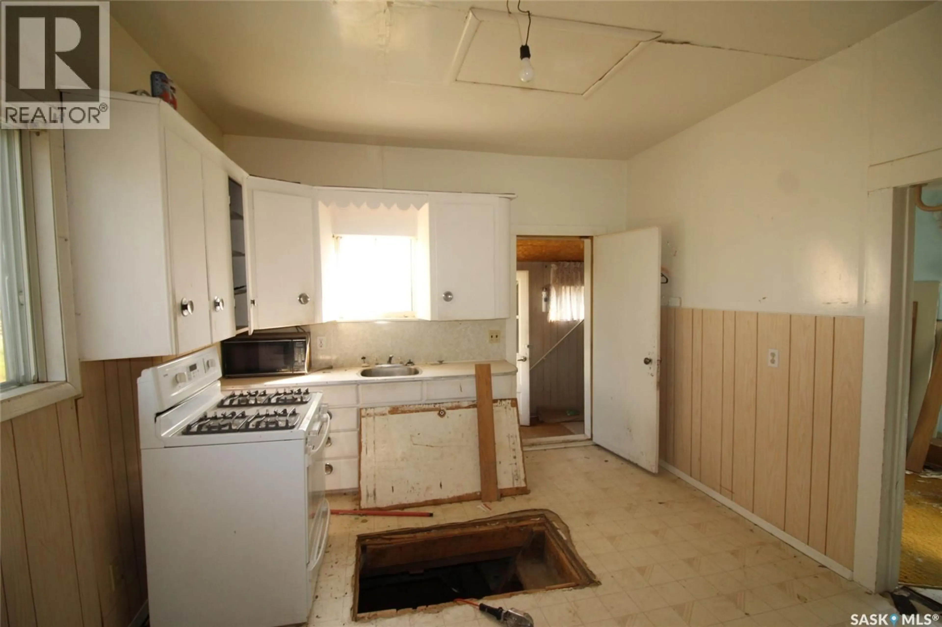 Standard kitchen, unknown for 330 2ND AVENUE, Shaunavon Saskatchewan S0N2M0