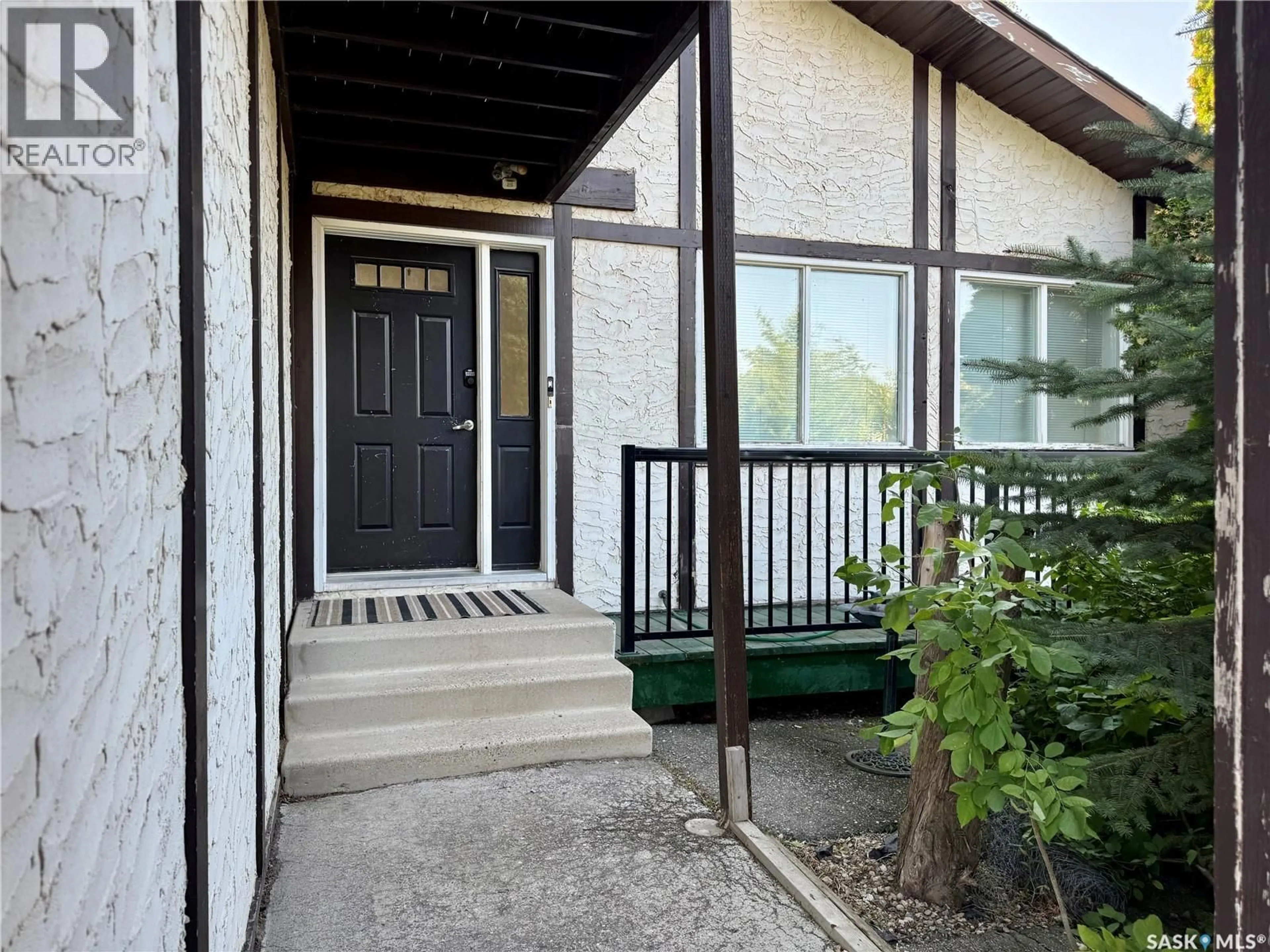 Indoor entryway for 1107 16TH STREET, Humboldt Saskatchewan S0K2A0