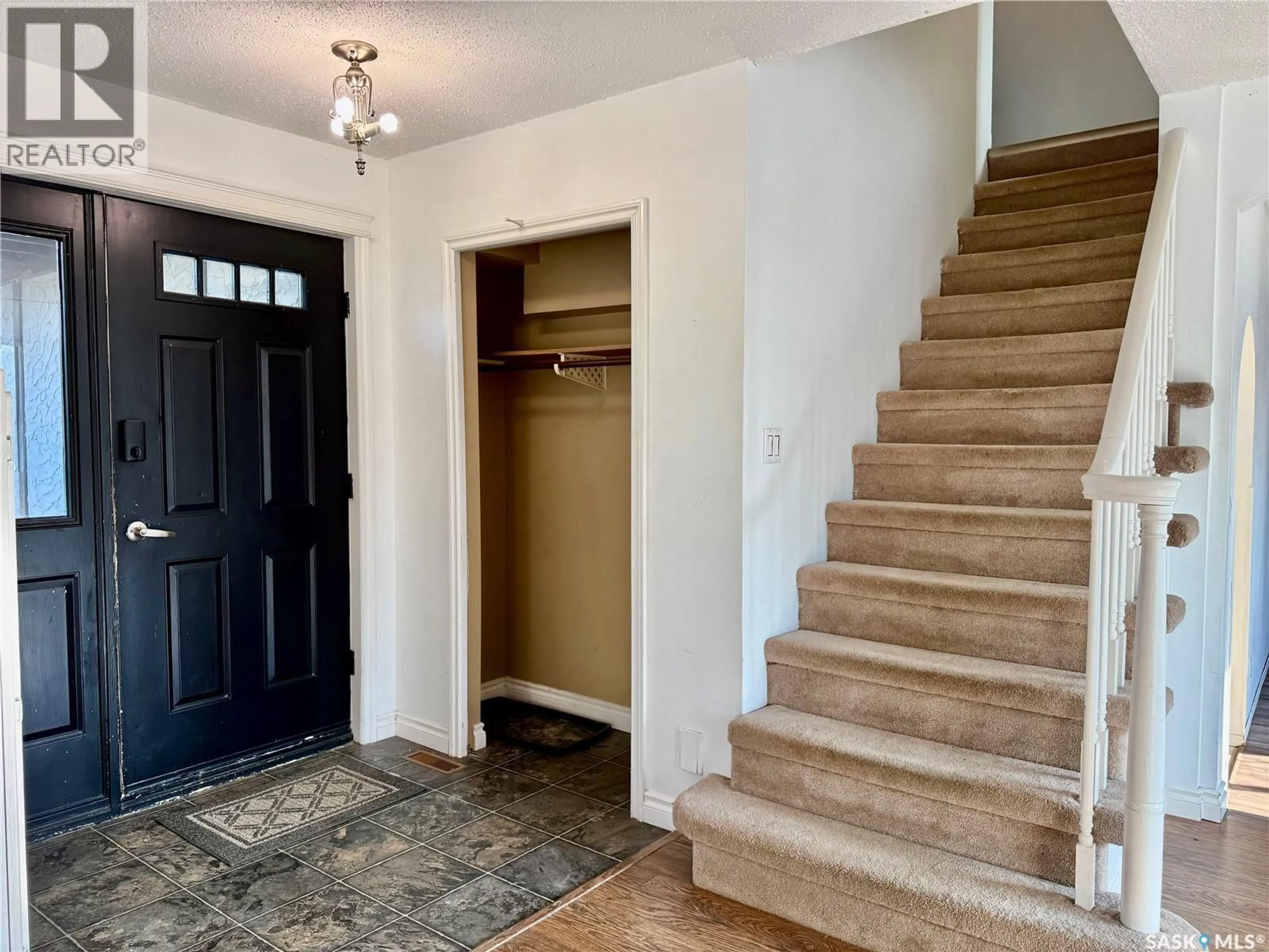 Indoor entryway for 1107 16TH STREET, Humboldt Saskatchewan S0K2A0