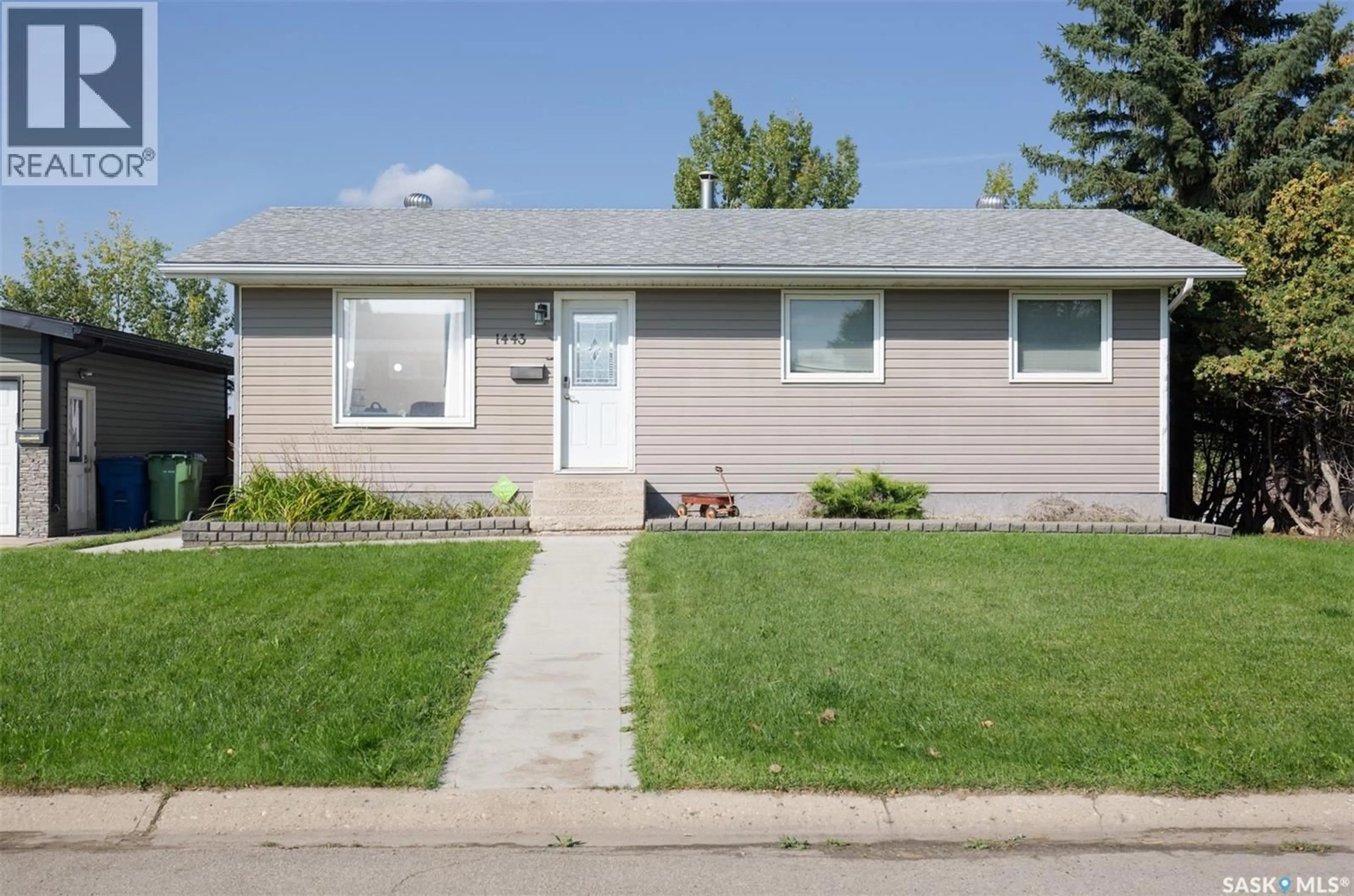 Home with vinyl exterior material, street for 1443 SIOUX CRESCENT, Moose Jaw Saskatchewan S6H7C8