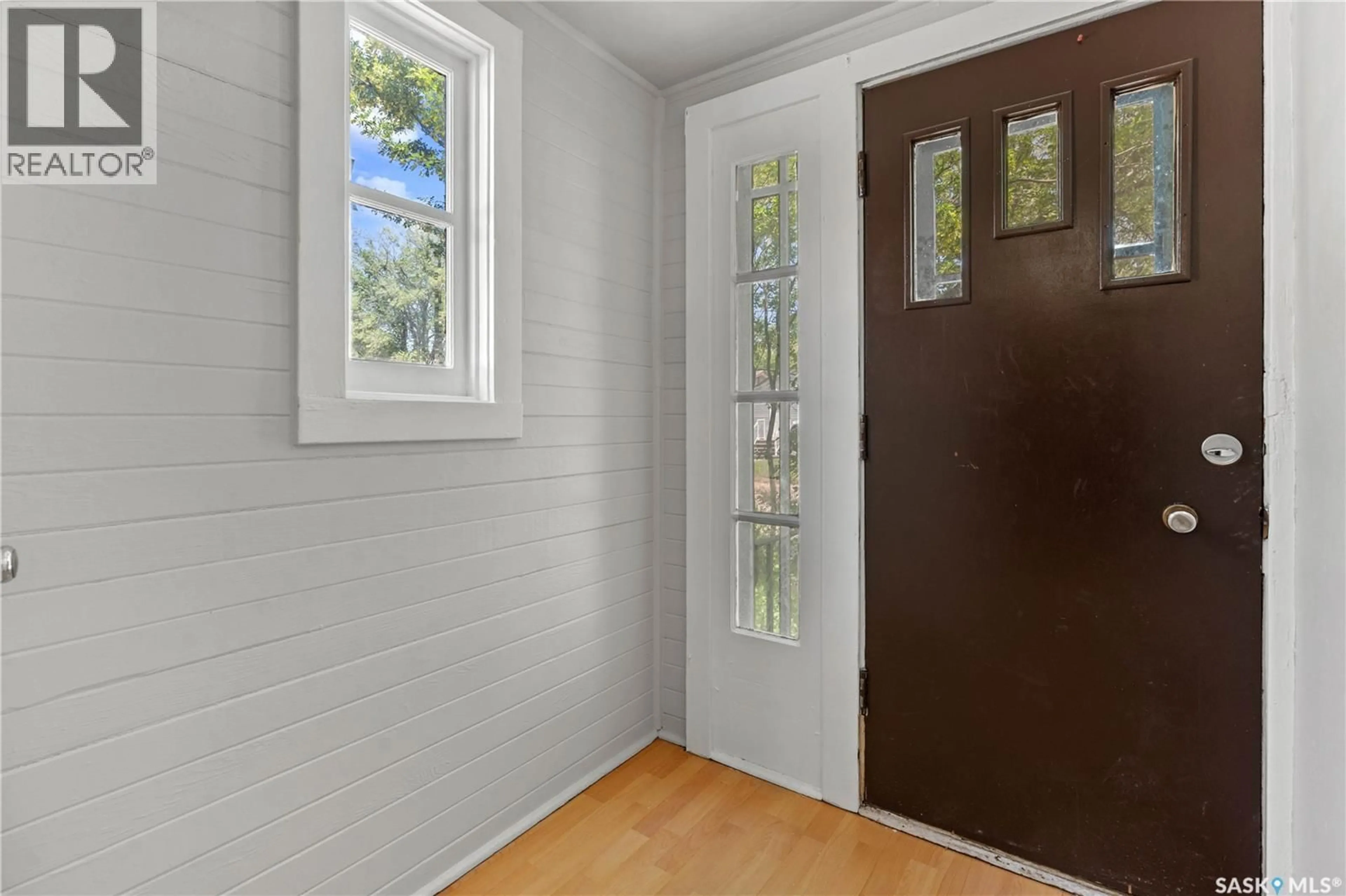 Indoor entryway for 1628 TORONTO STREET, Regina Saskatchewan S4P1M2