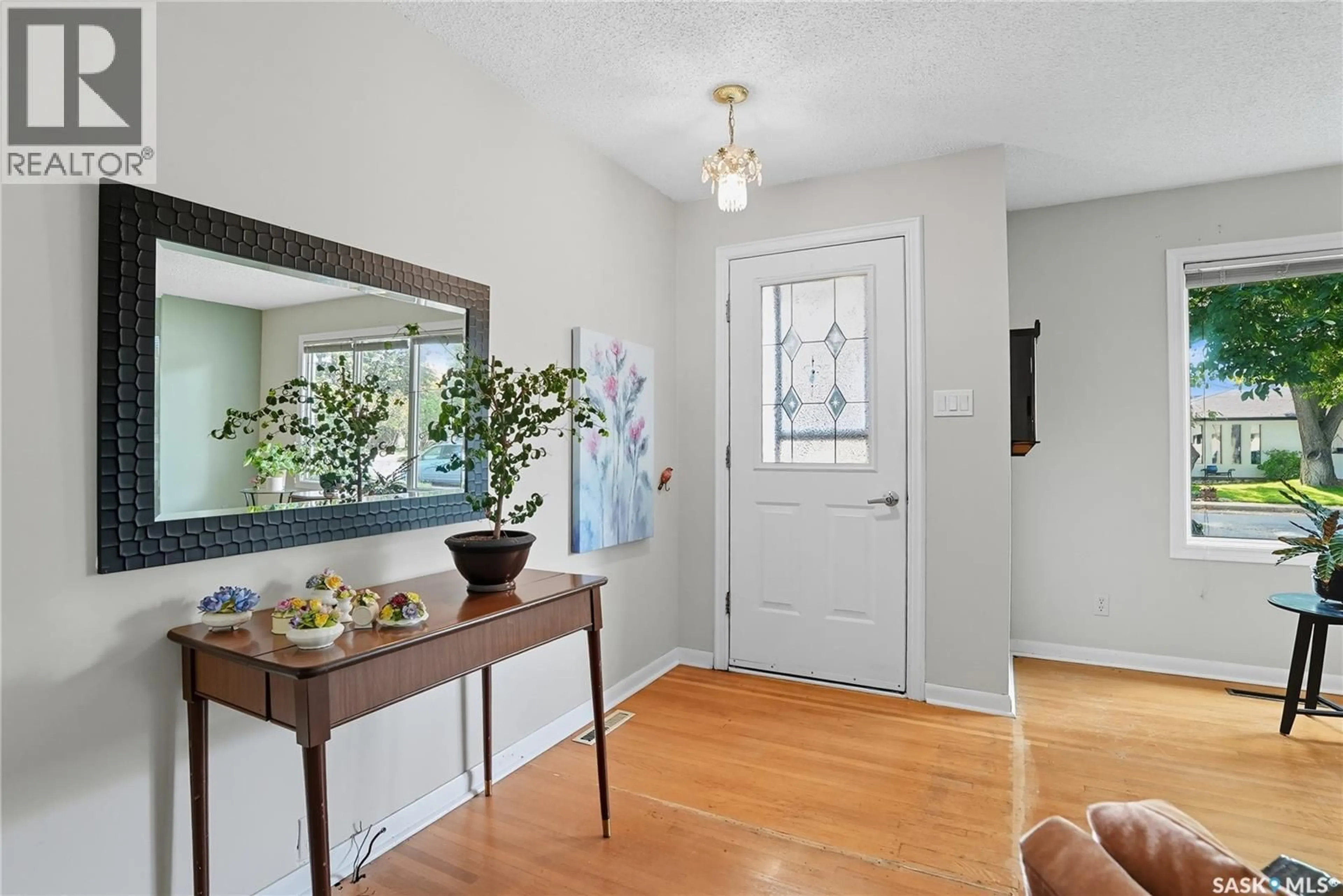 Indoor entryway for 305 ELM STREET, Saskatoon Saskatchewan S7J0G9
