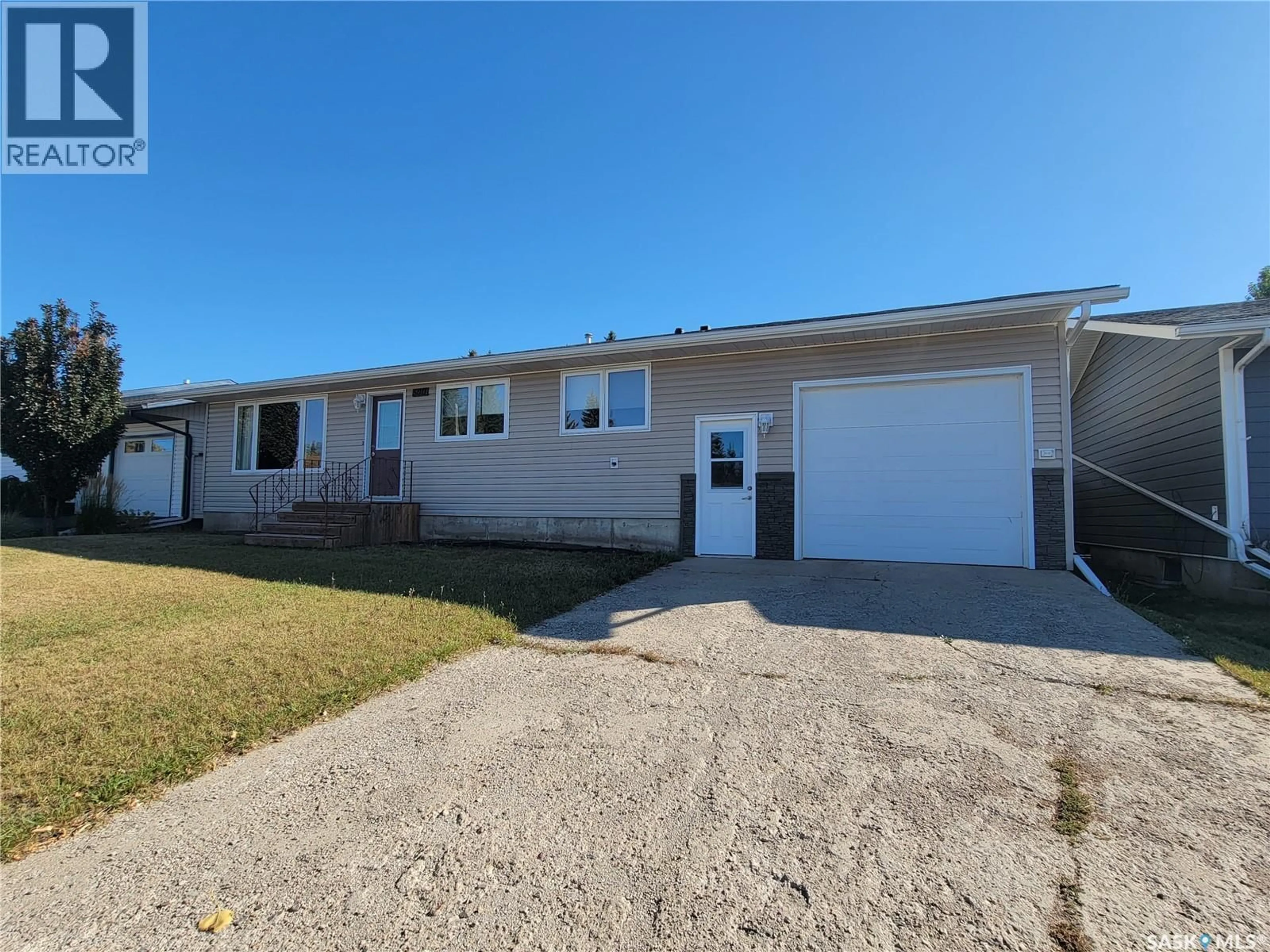 Home with vinyl exterior material, street for 5011 TRIBUNE STREET, Macklin Saskatchewan S0L2C0
