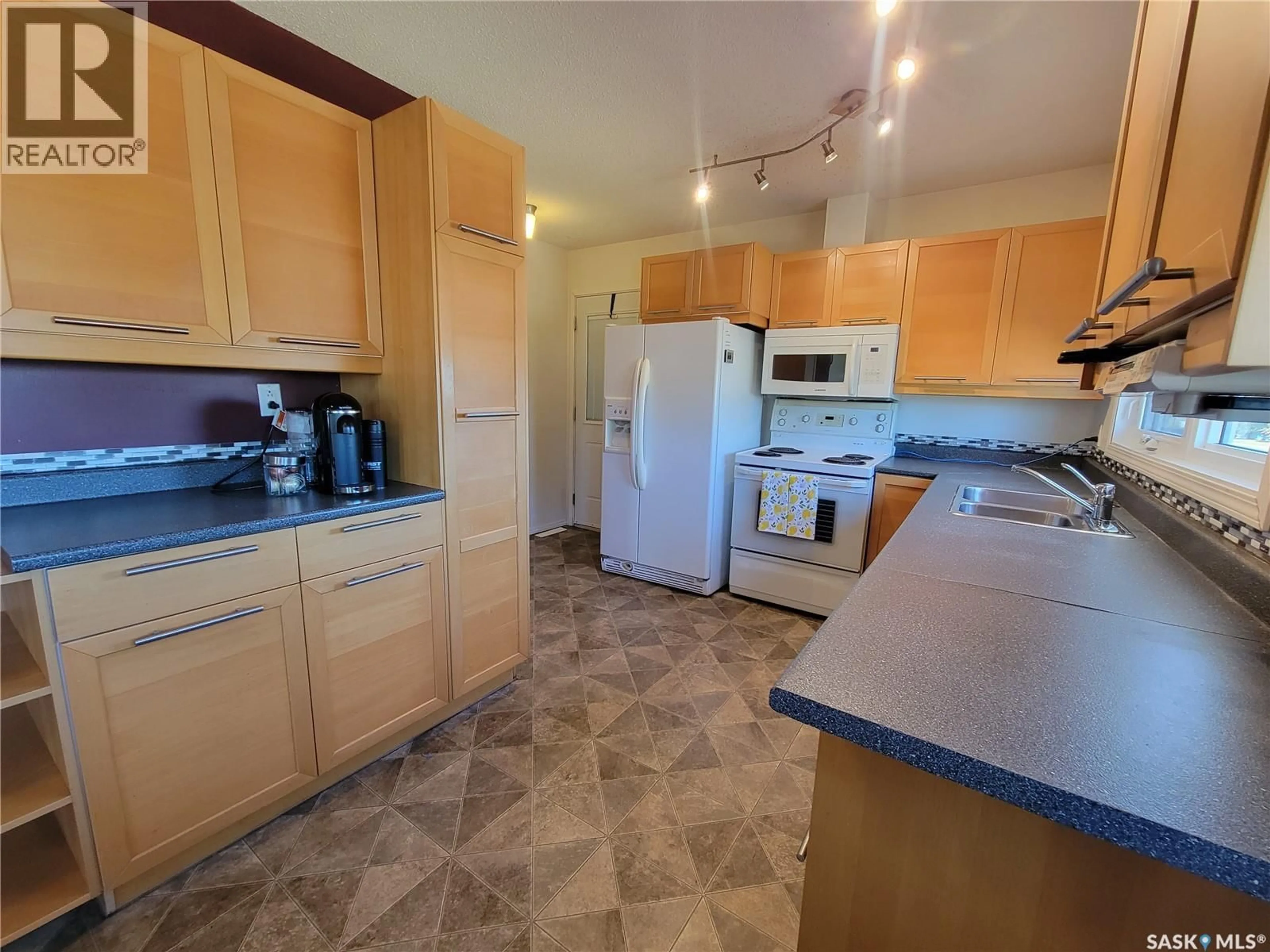 Standard kitchen, unknown for 5011 TRIBUNE STREET, Macklin Saskatchewan S0L2C0