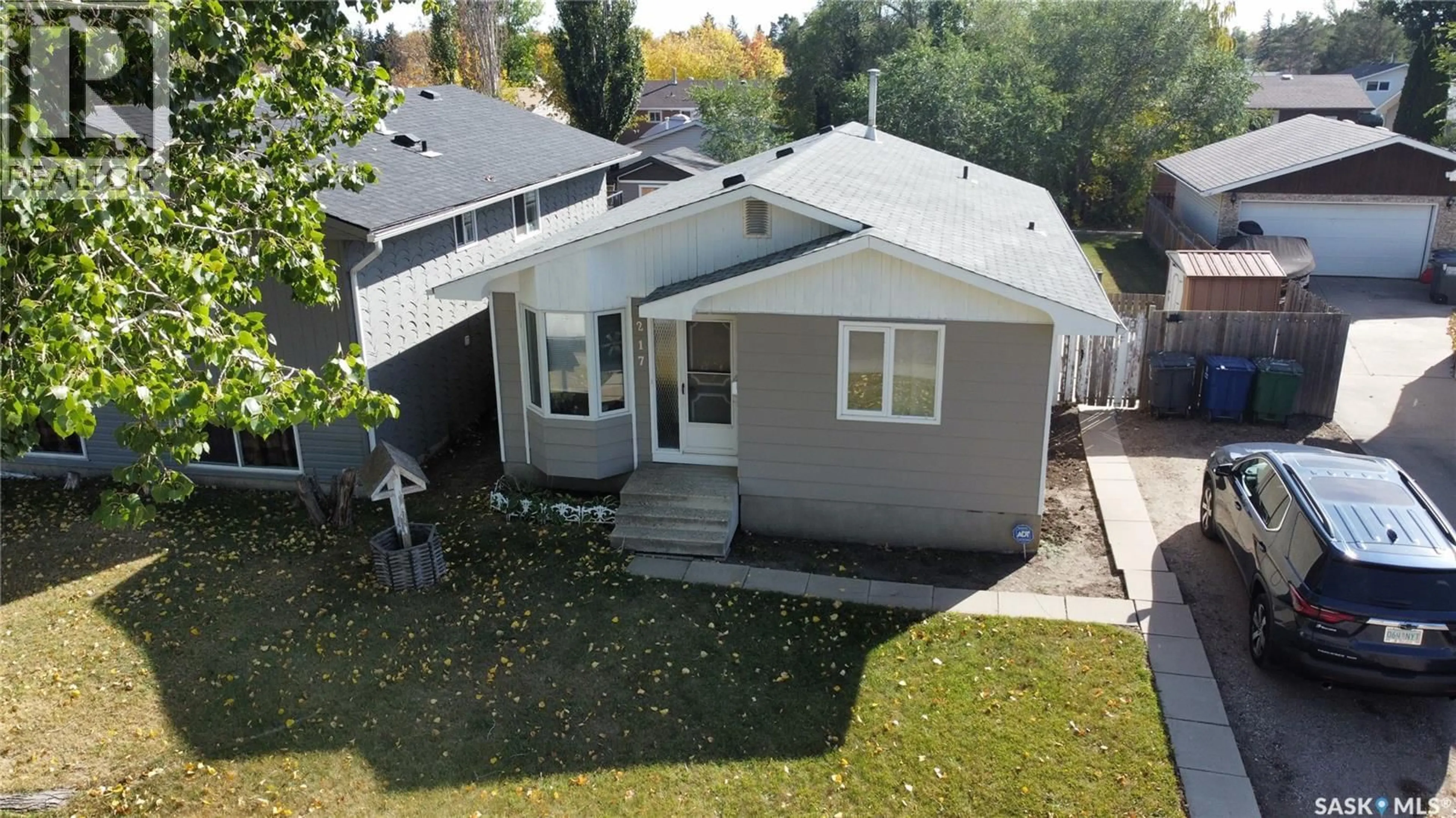 A pic from outside/outdoor area/front of a property/back of a property/a pic from drone, street for 217 MEIGHEN CRESCENT, Saskatoon Saskatchewan S7L4W4