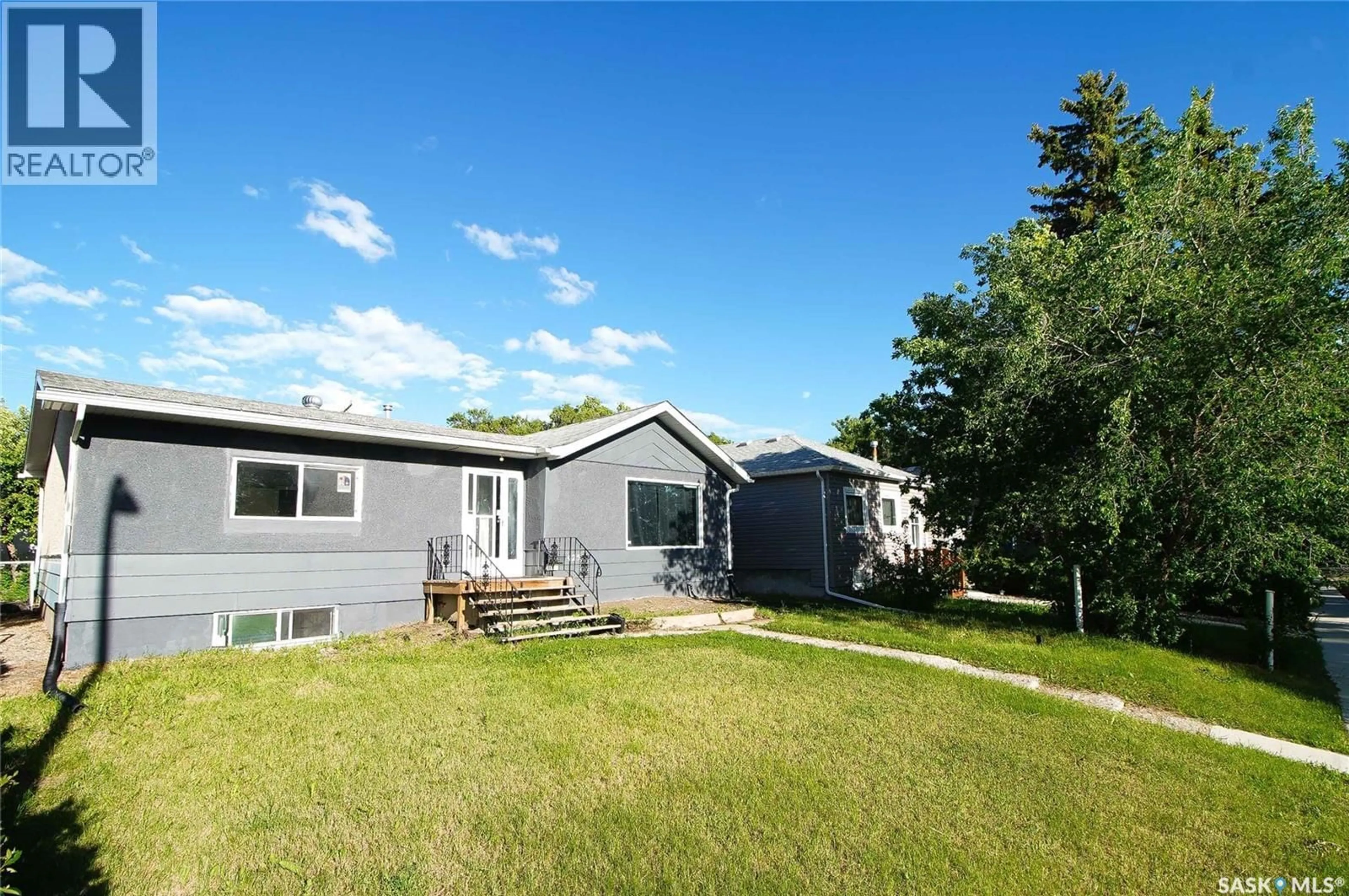 Home with vinyl exterior material, street for 425 MONTREAL STREET, Regina Saskatchewan S4R1L4