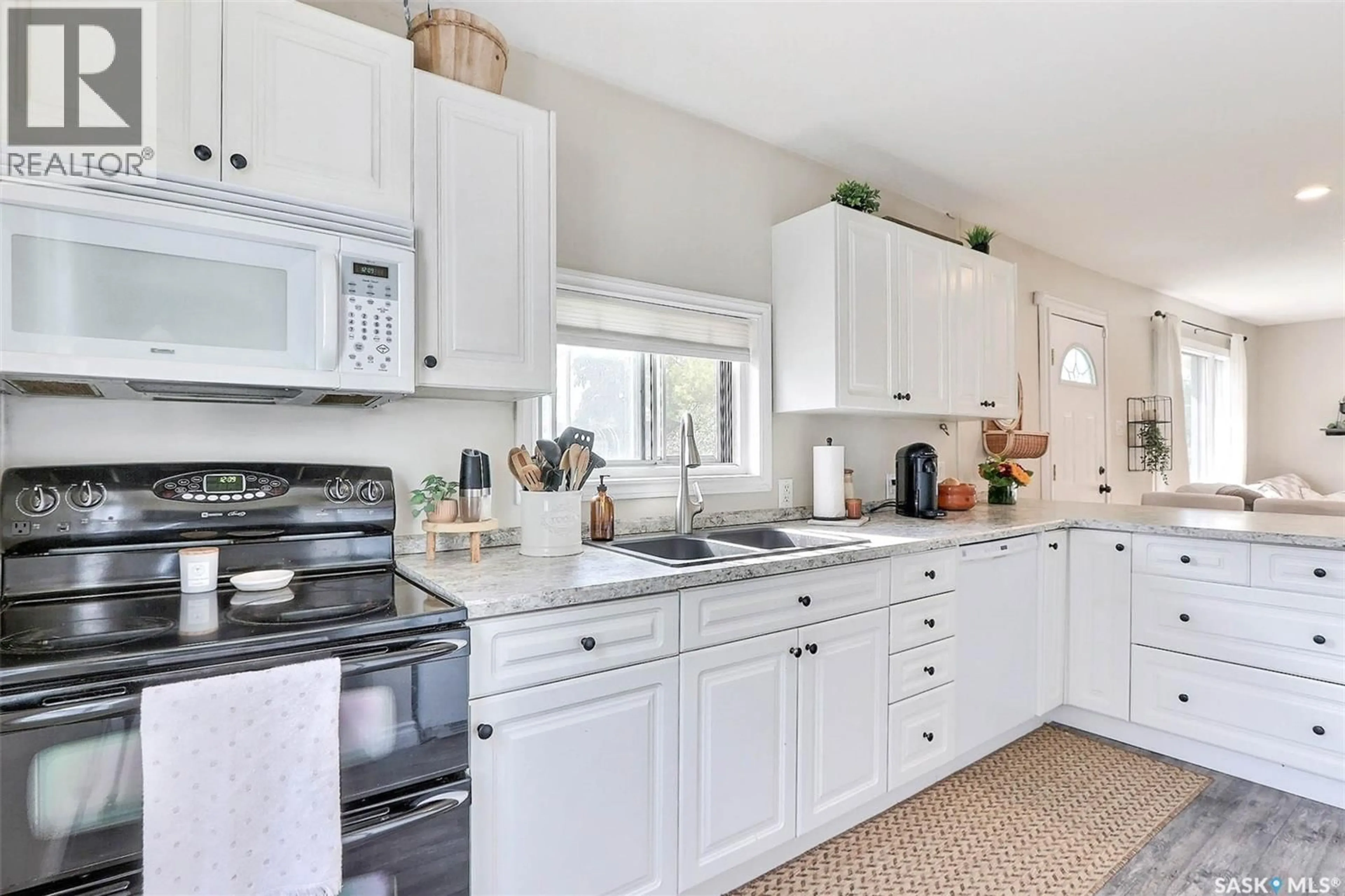 Open concept kitchen, ceramic/tile floor for 520 26TH STREET, Prince Albert Saskatchewan S6V1V5