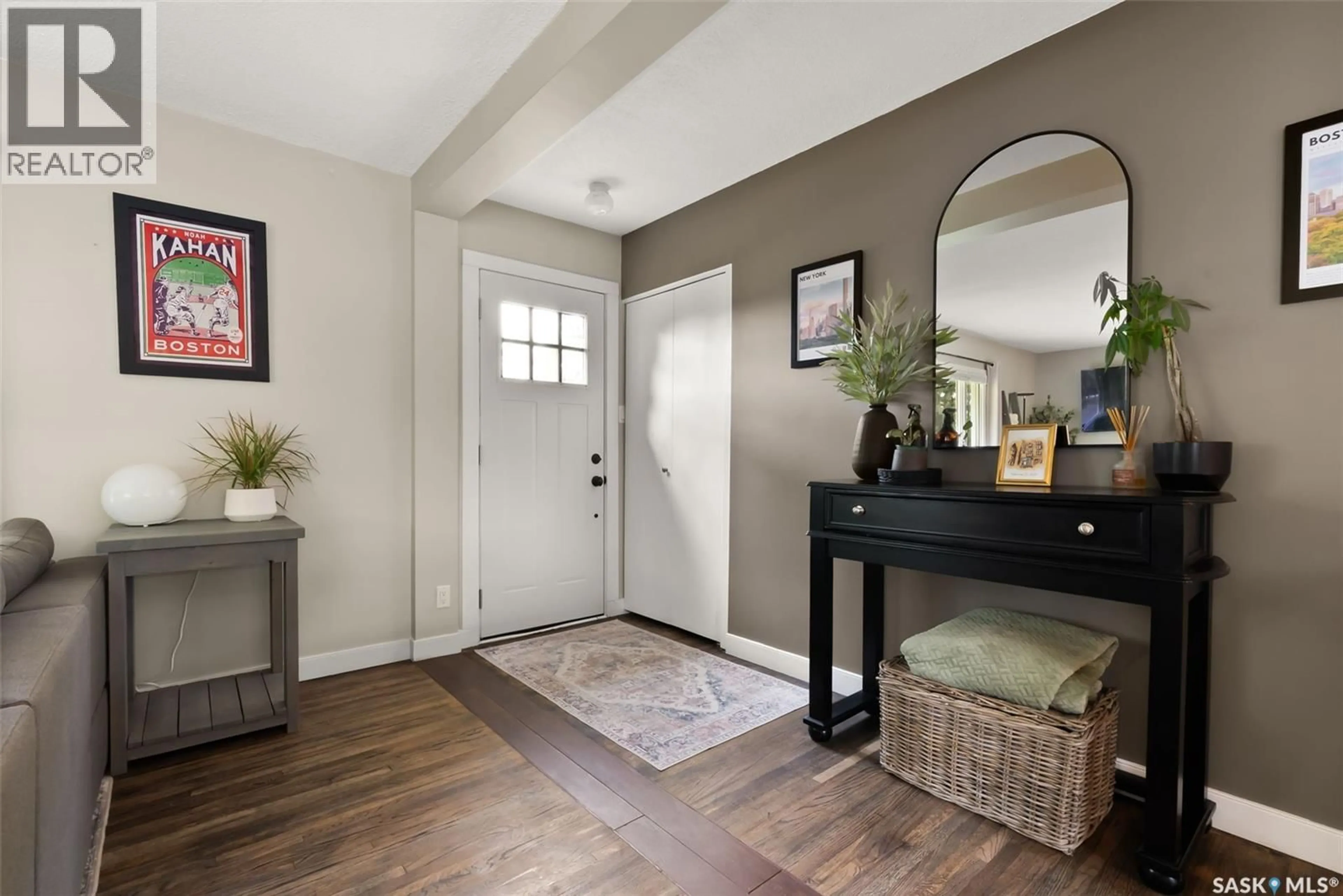 Indoor entryway for 2559 EDWARD STREET, Regina Saskatchewan S4S0M9