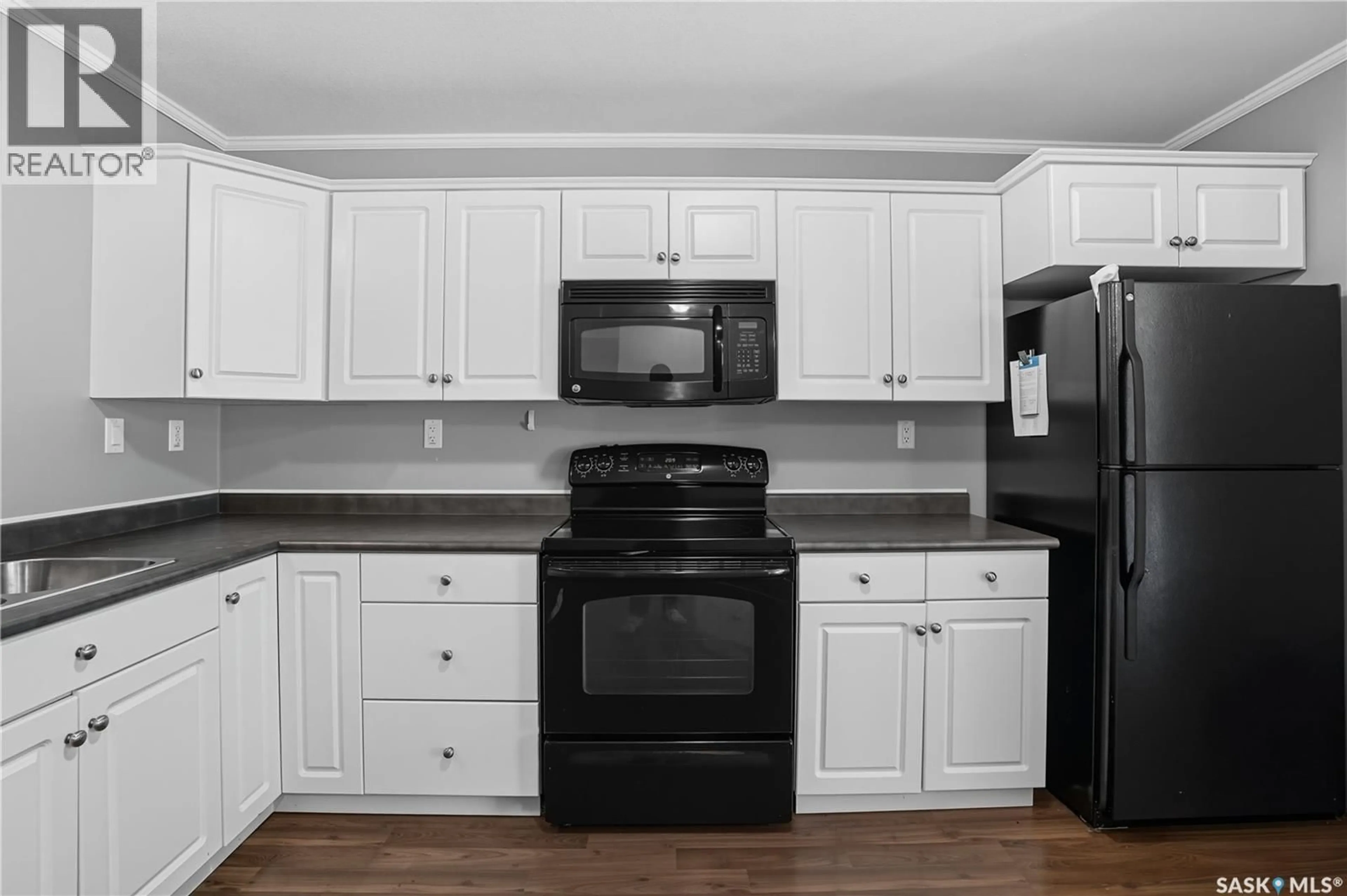 Standard kitchen, unknown for 404 715 HART ROAD, Saskatoon Saskatchewan S7M3Y7
