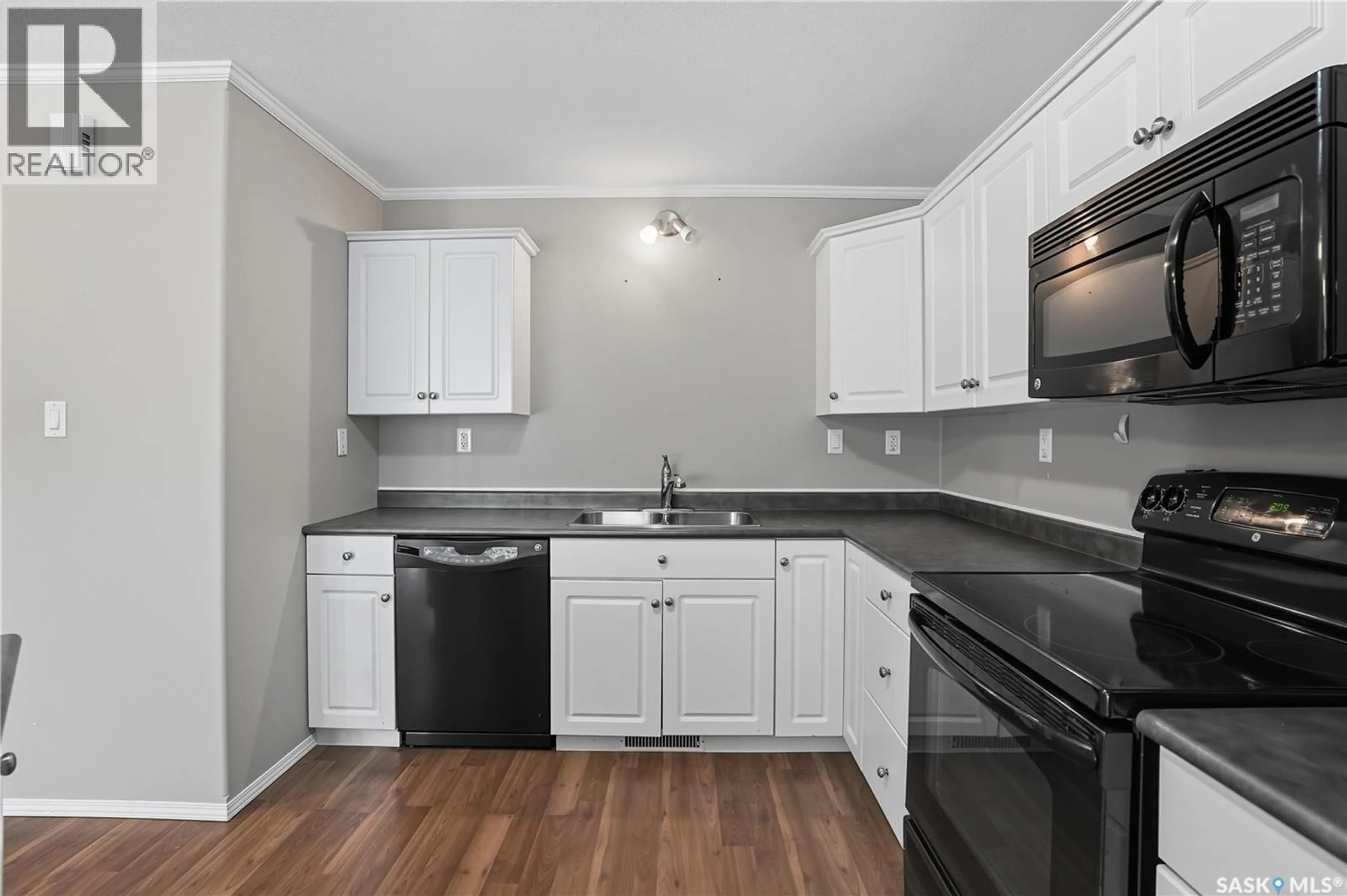 Standard kitchen, unknown for 404 715 HART ROAD, Saskatoon Saskatchewan S7M3Y7