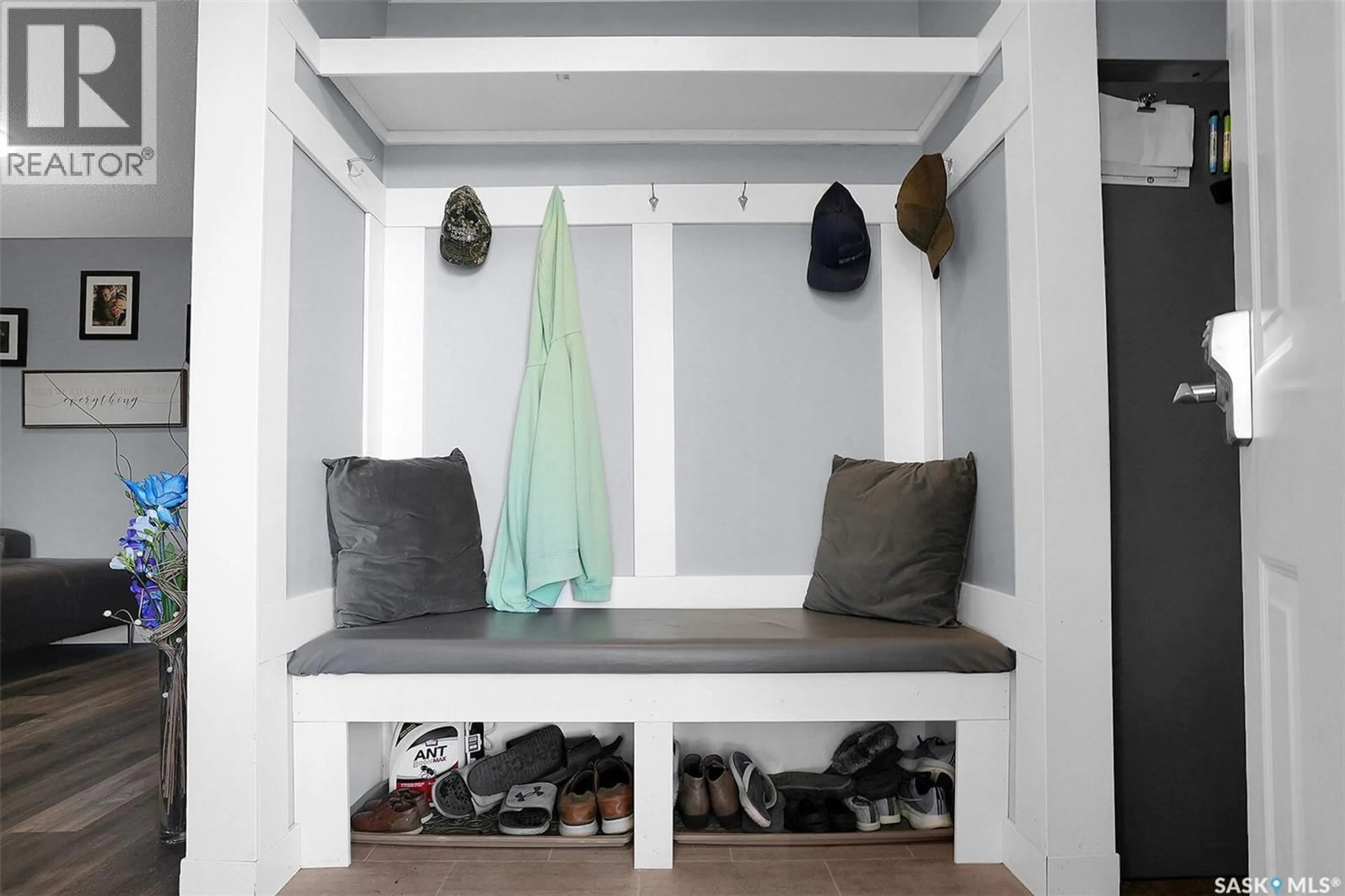Indoor entryway for 223 MCCARTHY BOULEVARD, Regina Saskatchewan S4R5N1