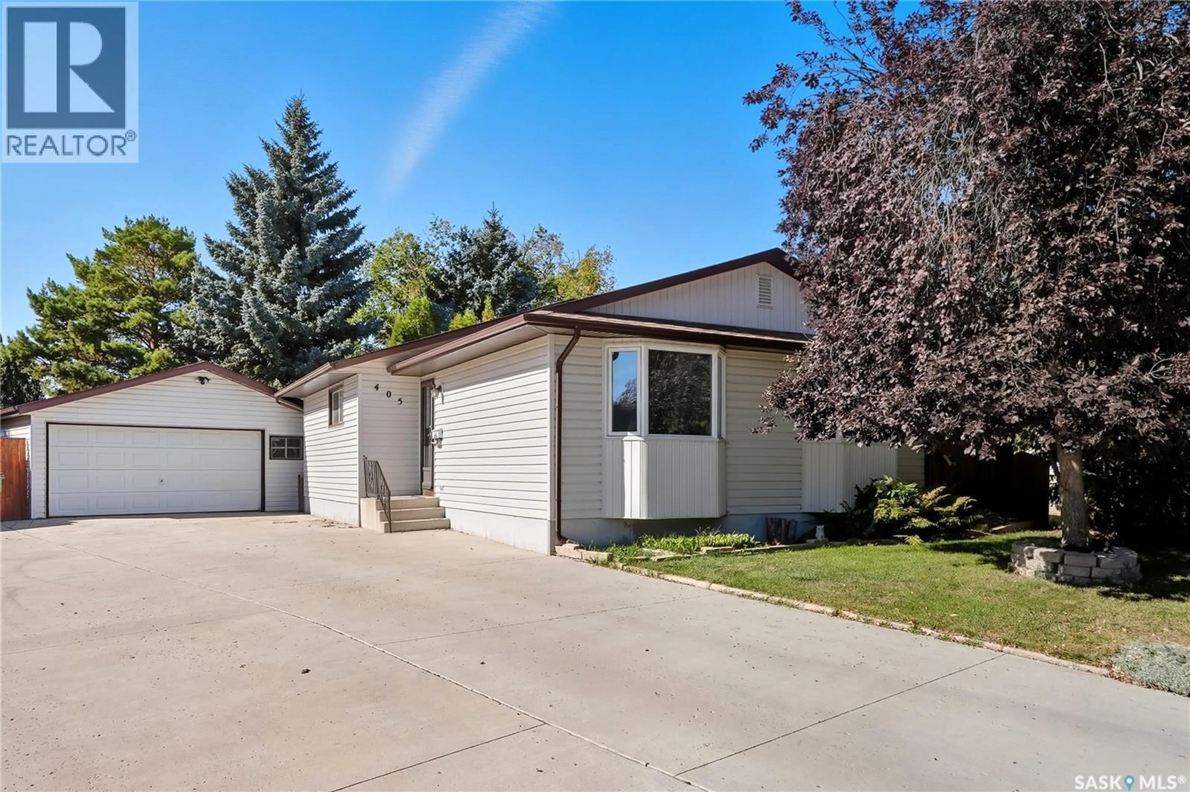 Home with vinyl exterior material, street for 405 LLOYD CRESCENT, Saskatoon Saskatchewan S7L5B6