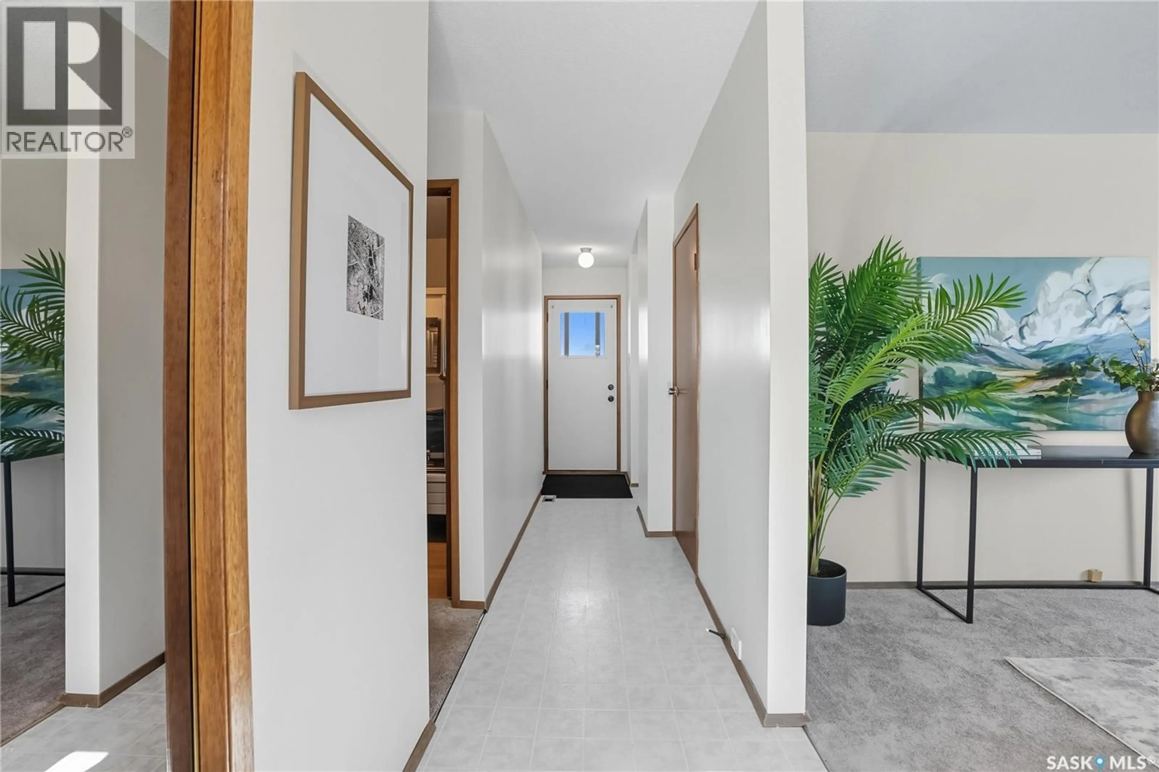 Indoor foyer for 405 LLOYD CRESCENT, Saskatoon Saskatchewan S7L5B6