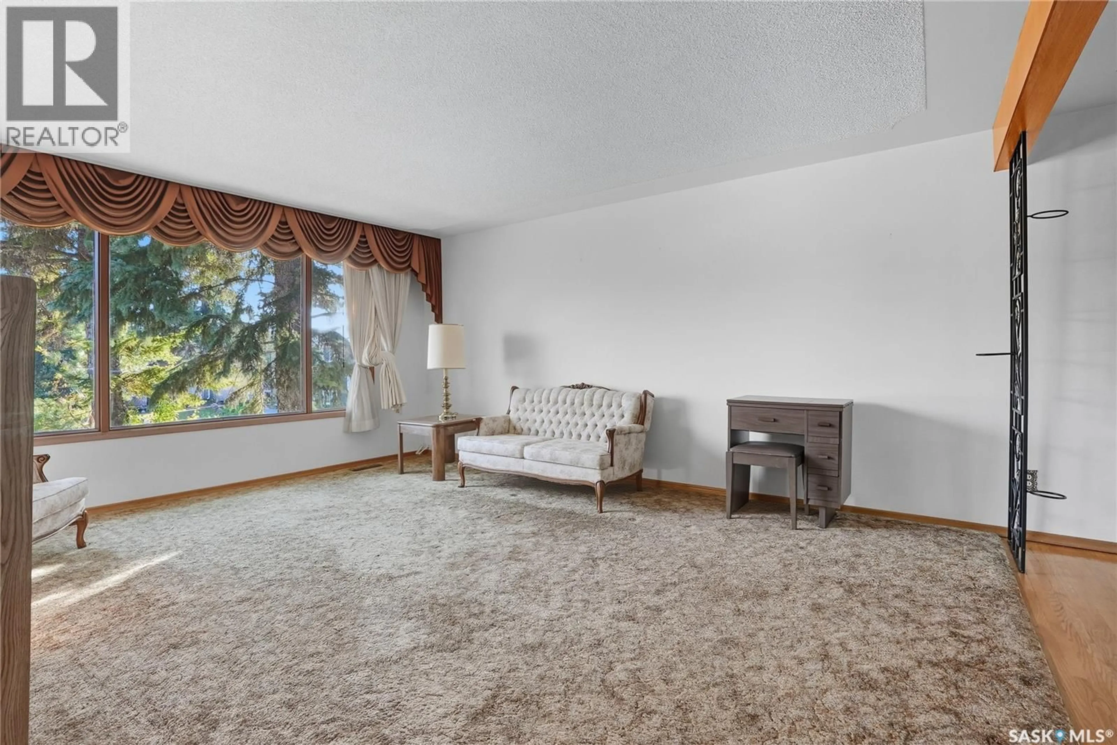 Living room with furniture, carpet floor for 5 HAMILTON PLACE, Saskatoon Saskatchewan S7L3N3