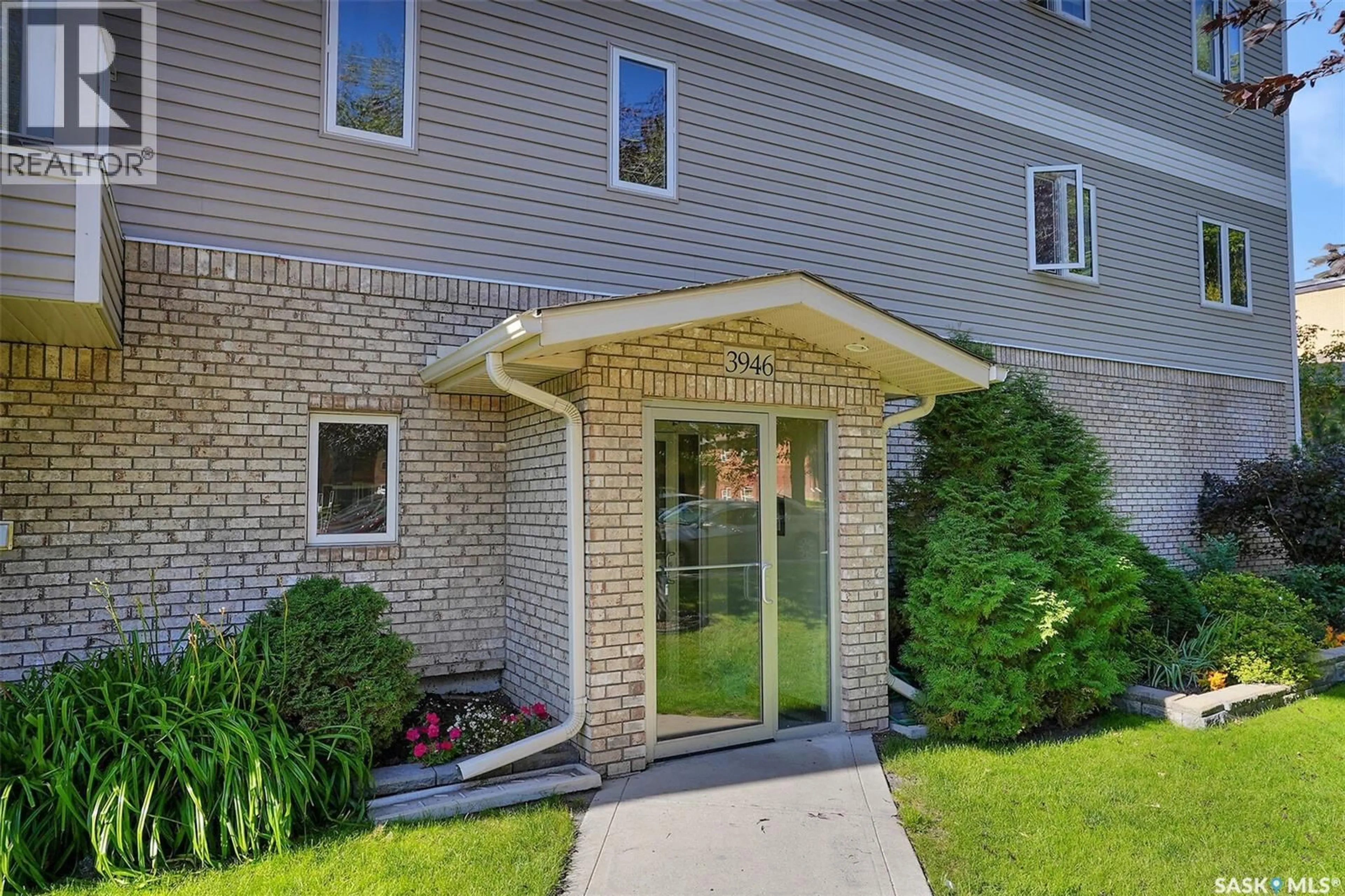Indoor entryway for 403 3946 ROBINSON STREET, Regina Saskatchewan S4S3C8