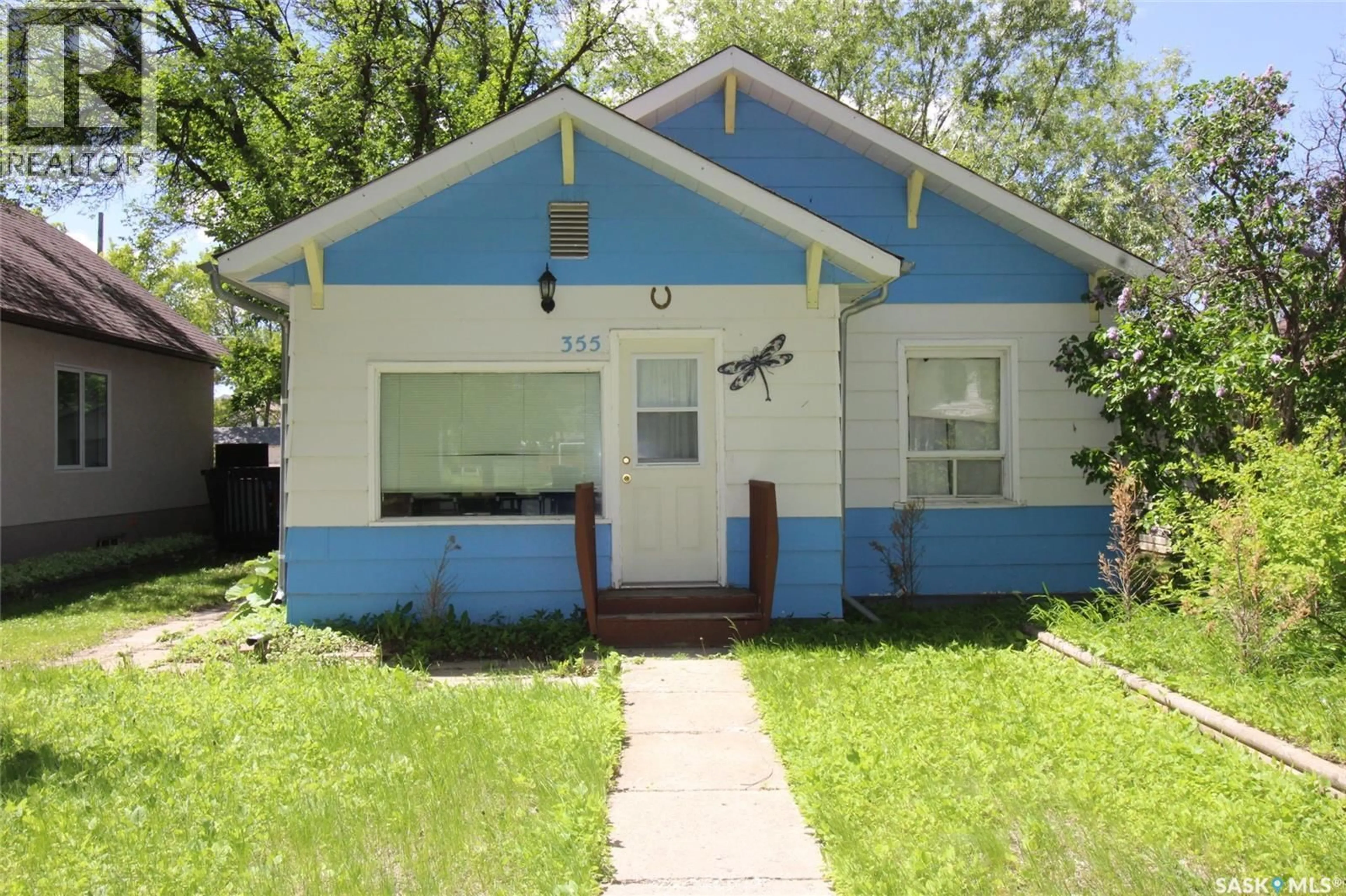 Home with vinyl exterior material, street for 355 3RD STREET, Shaunavon Saskatchewan S0N2M0