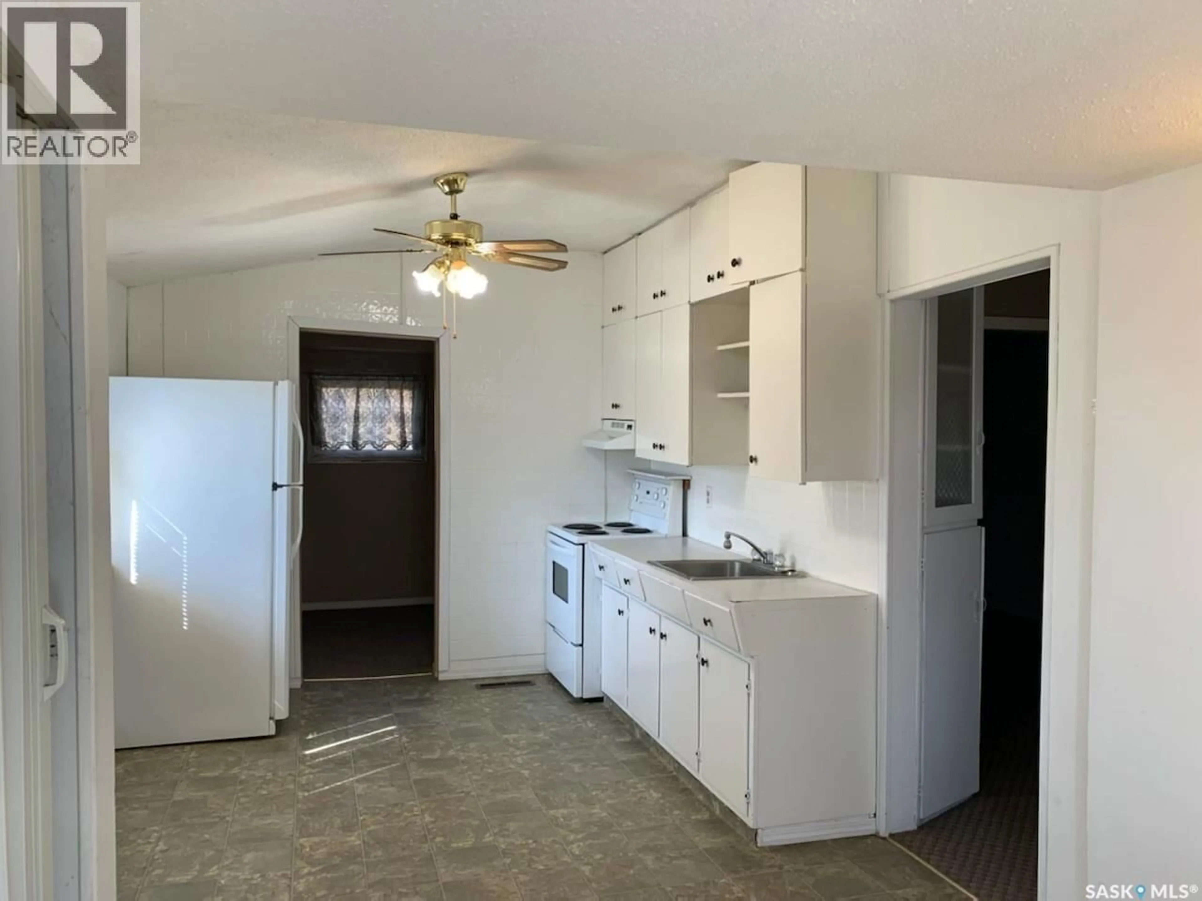 Standard kitchen, unknown for 355 3RD STREET, Shaunavon Saskatchewan S0N2M0