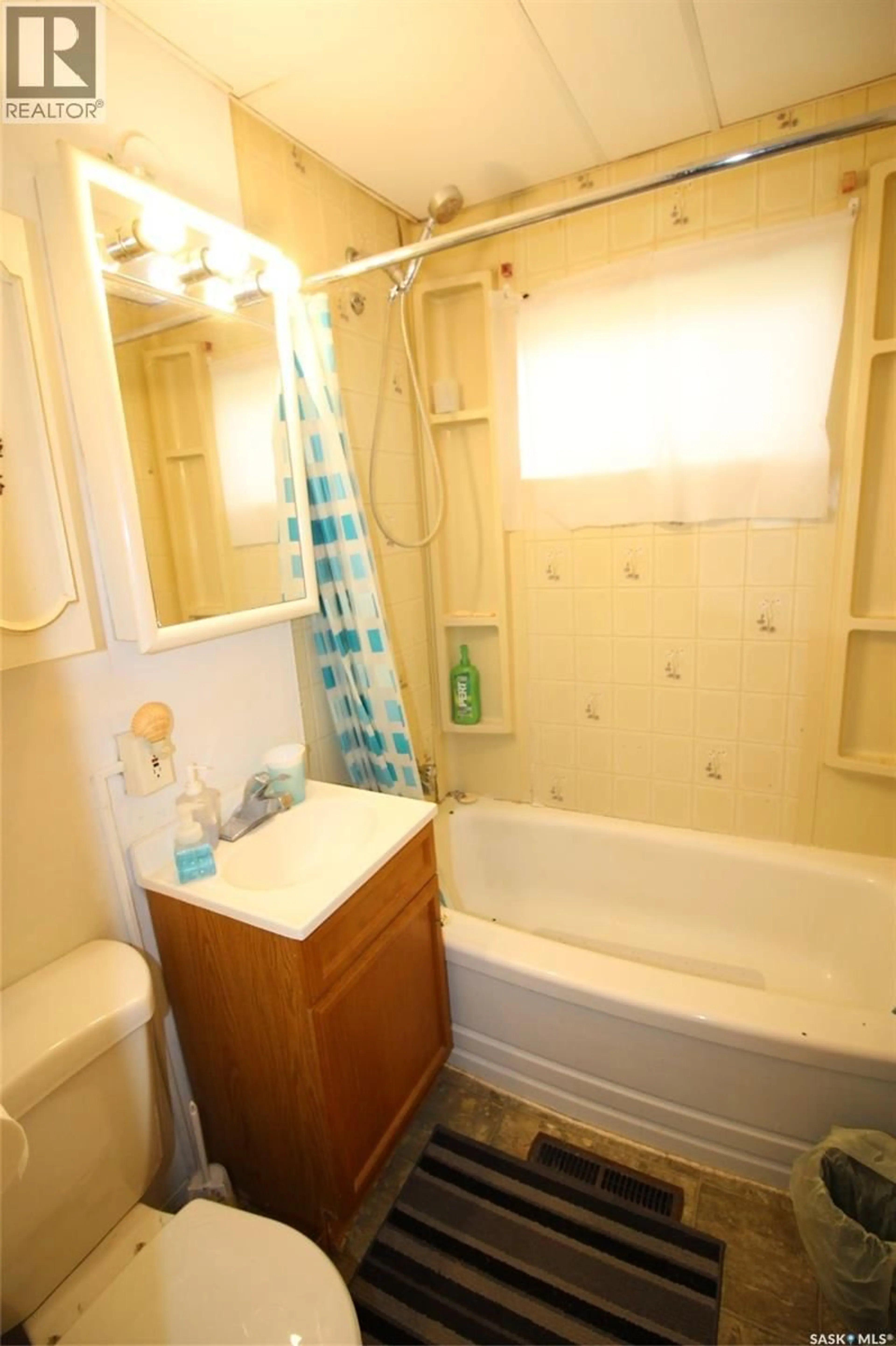 Standard bathroom, unknown for 355 3RD STREET, Shaunavon Saskatchewan S0N2M0