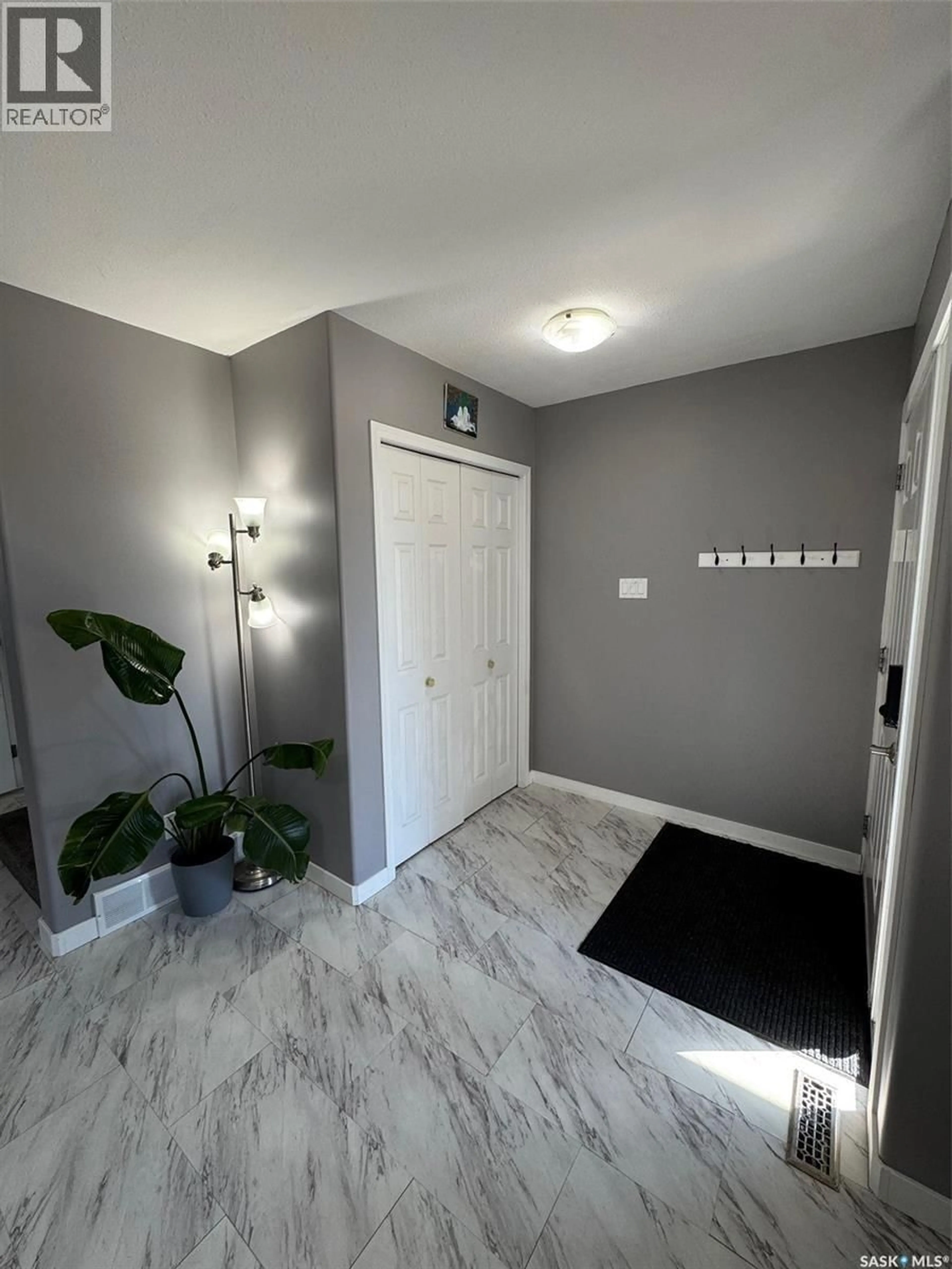 Indoor entryway for 200 111TH STREET, Saskatoon Saskatchewan S7N1T2