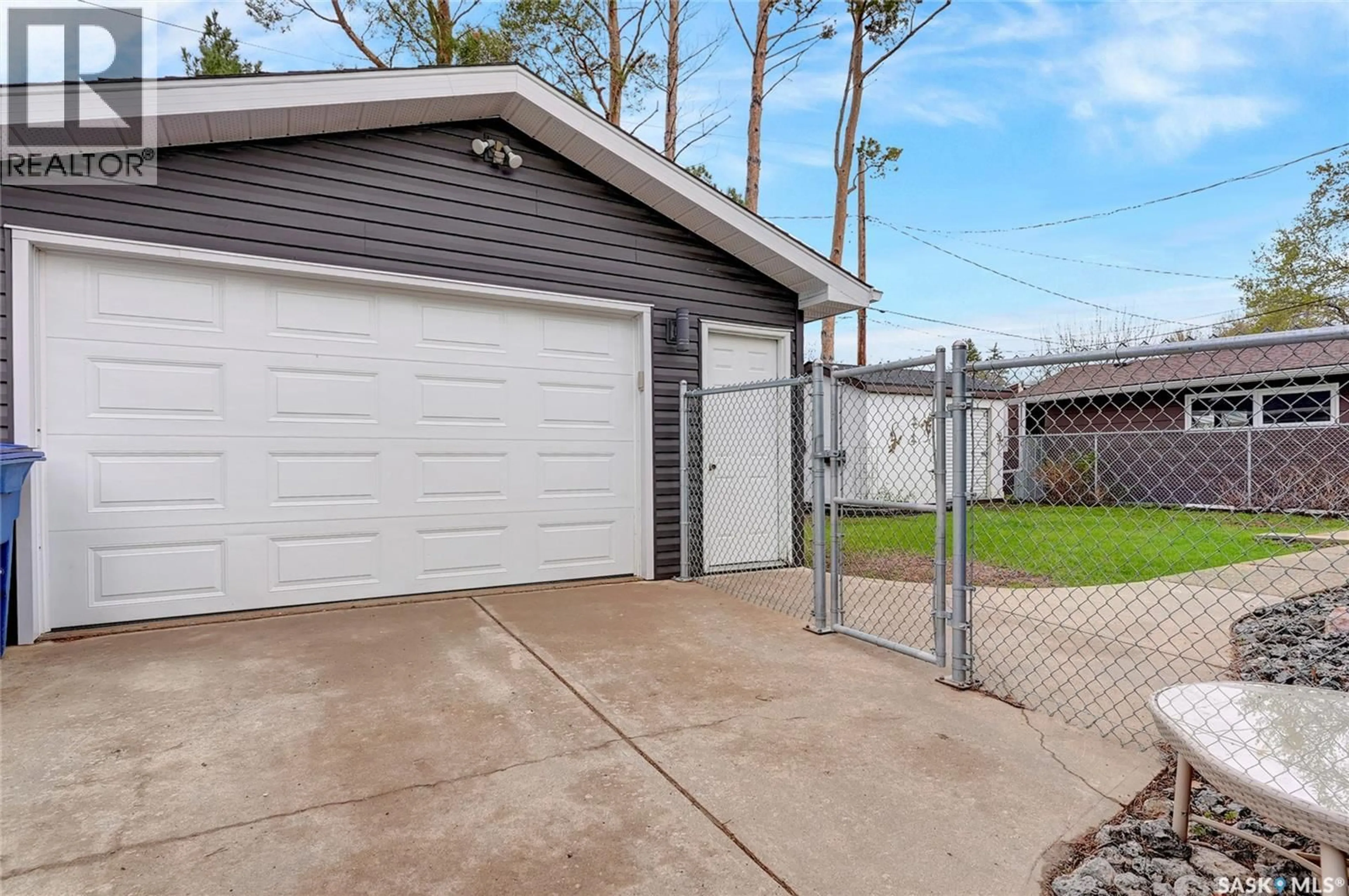 Indoor garage for 1032 13TH AVENUE, Moose Jaw Saskatchewan S6H4N4