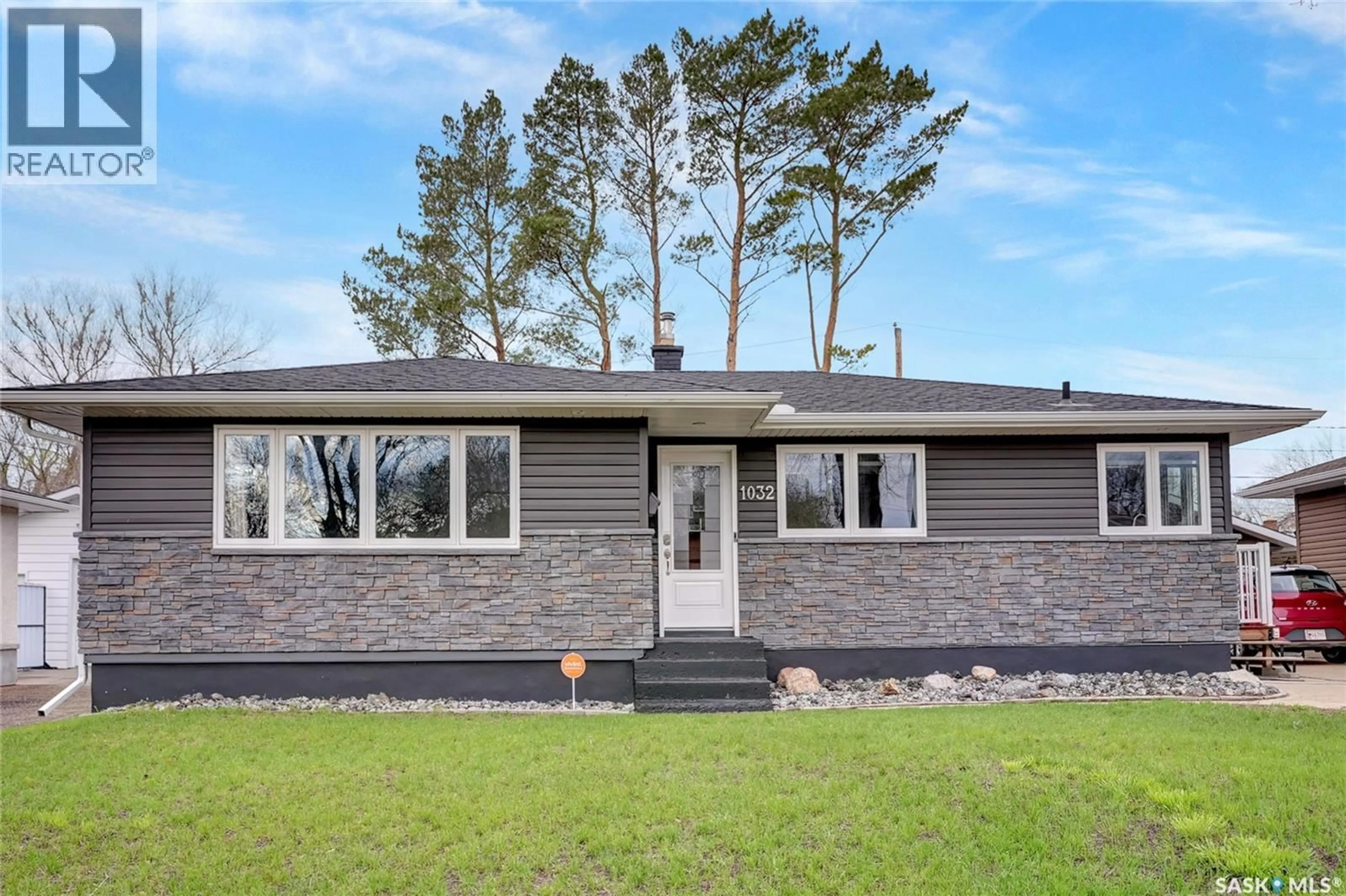 Home with vinyl exterior material, street for 1032 13TH AVENUE, Moose Jaw Saskatchewan S6H4N4