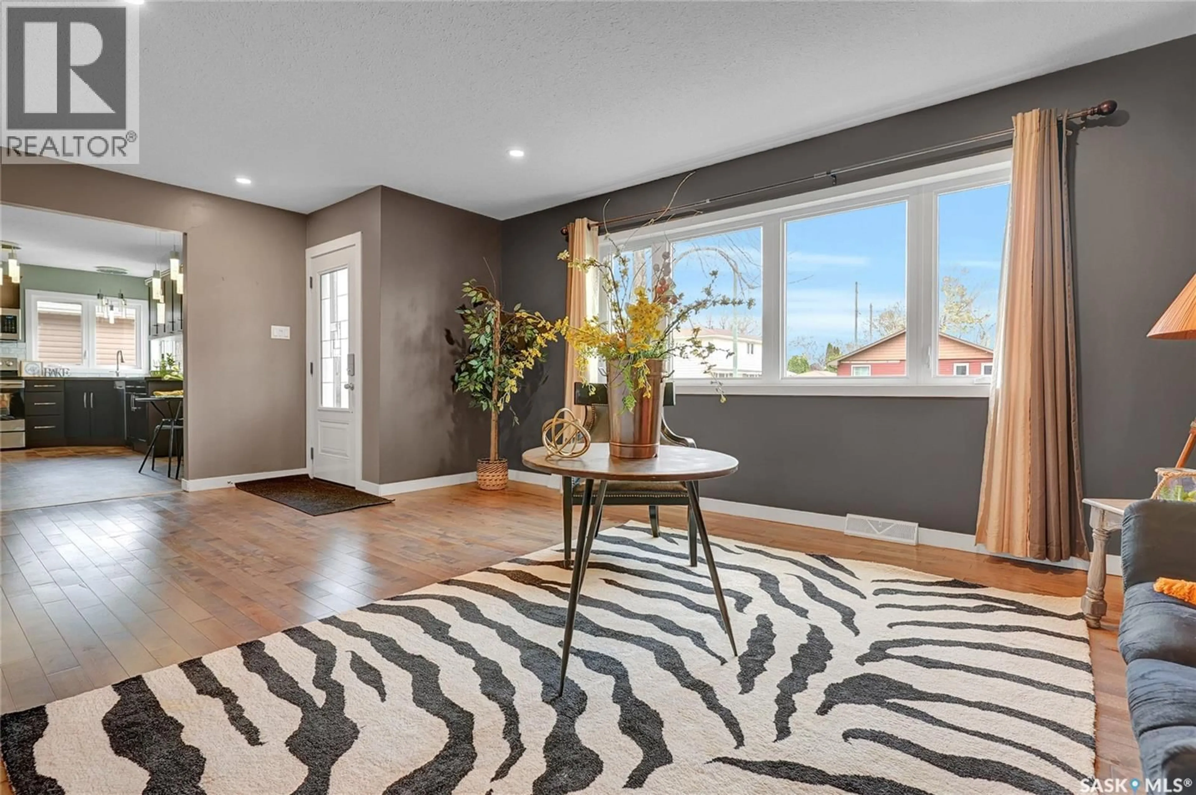 Indoor entryway for 1032 13TH AVENUE, Moose Jaw Saskatchewan S6H4N4