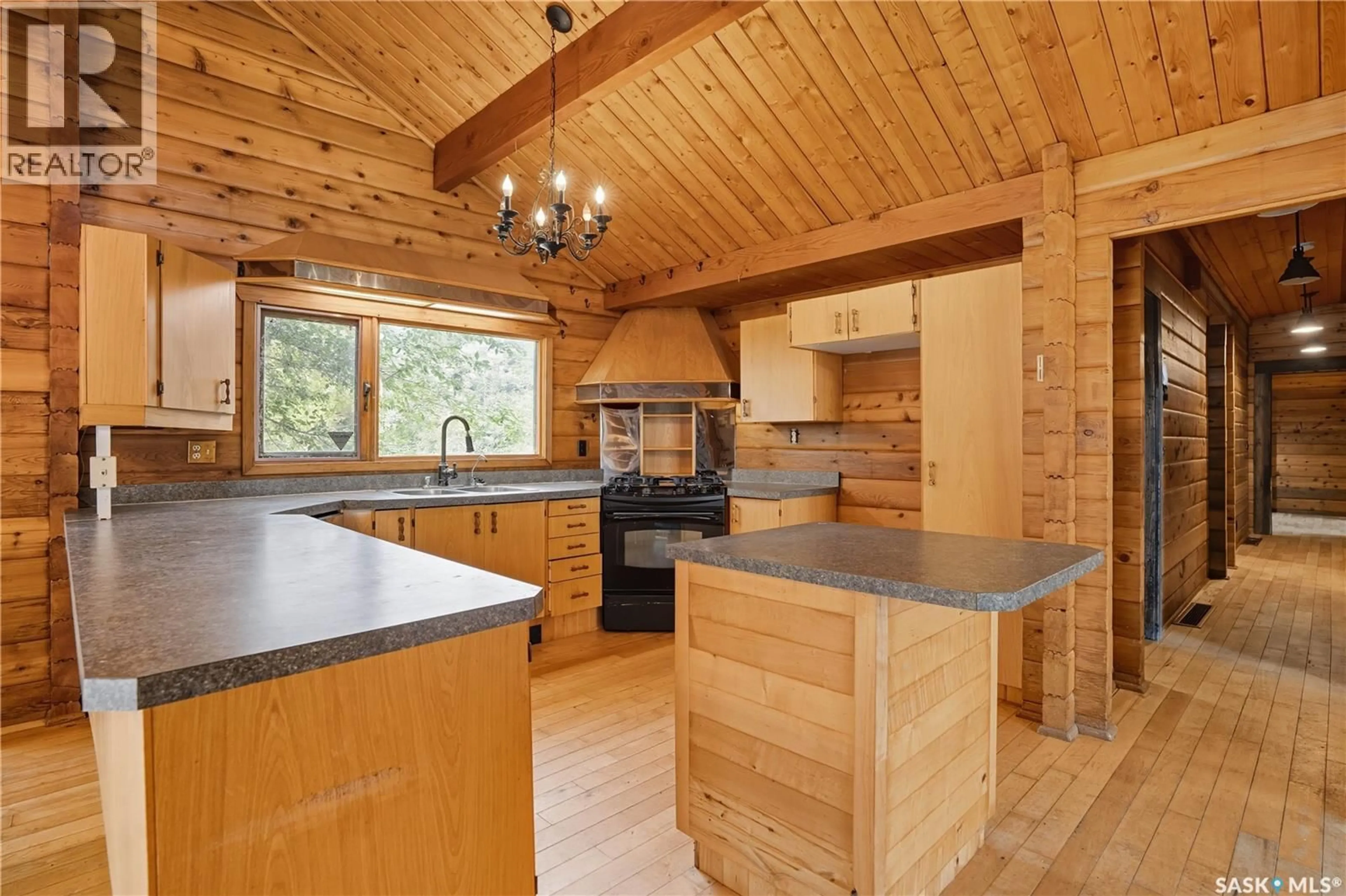 Rustic kitchen, wood/laminate floor for REED ACREAGE, Edenwold Rm No.158 Saskatchewan S4L5B1
