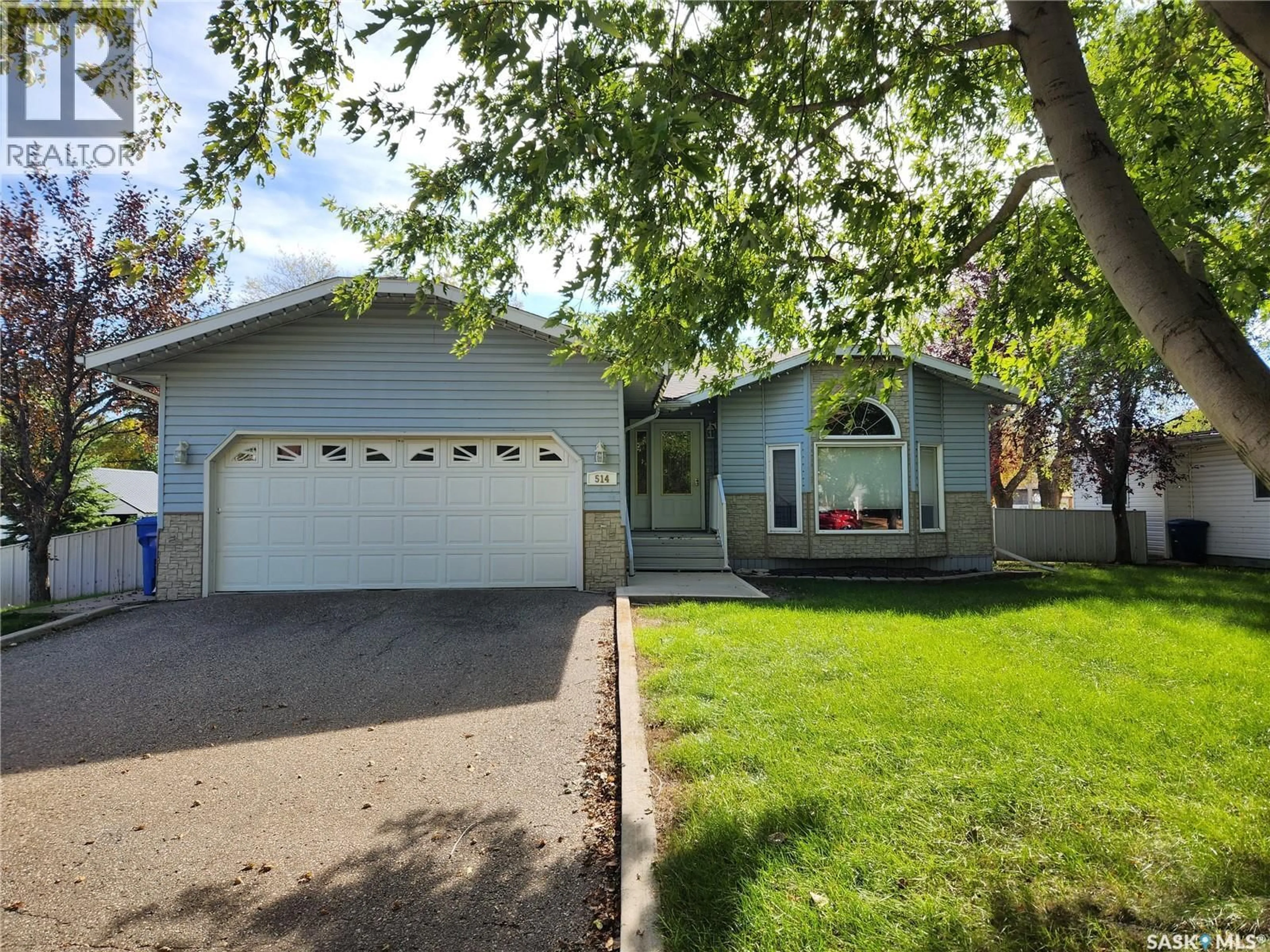 Home with vinyl exterior material, street for 514 1ST AVENUE, Lampman Saskatchewan S0C1N0