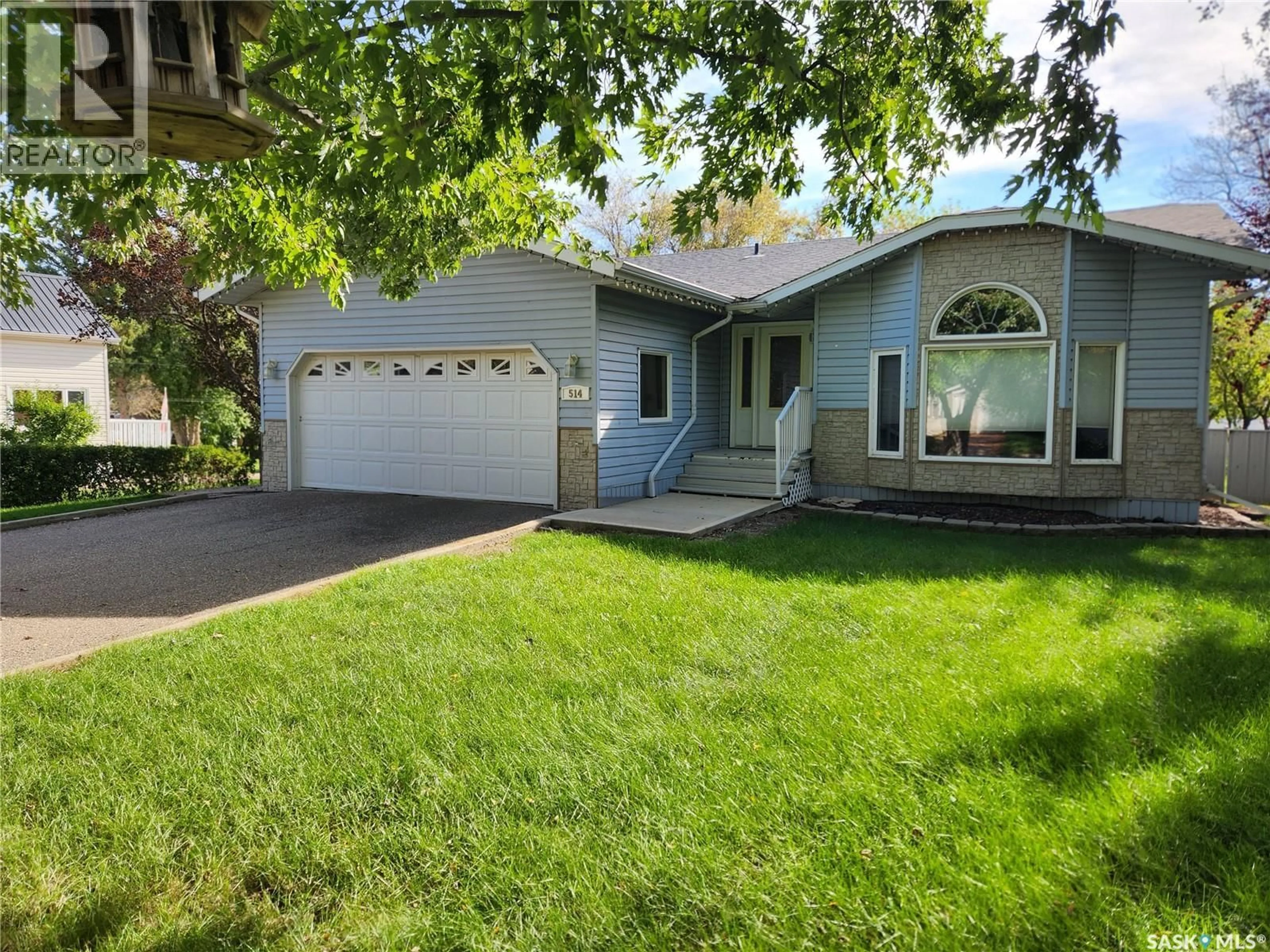Home with vinyl exterior material, street for 514 1ST AVENUE, Lampman Saskatchewan S0C1N0