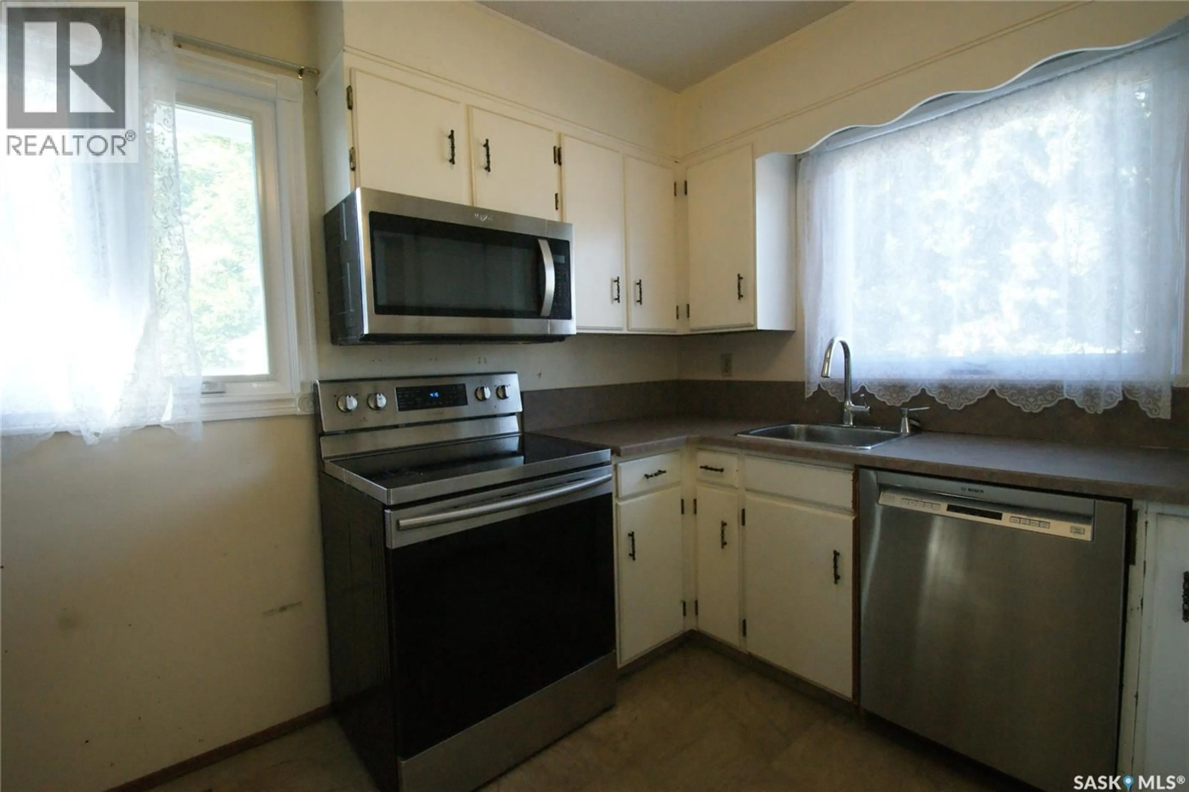 Standard kitchen, unknown for 402 MCKERCHER DRIVE, Saskatoon Saskatchewan S7H3W5
