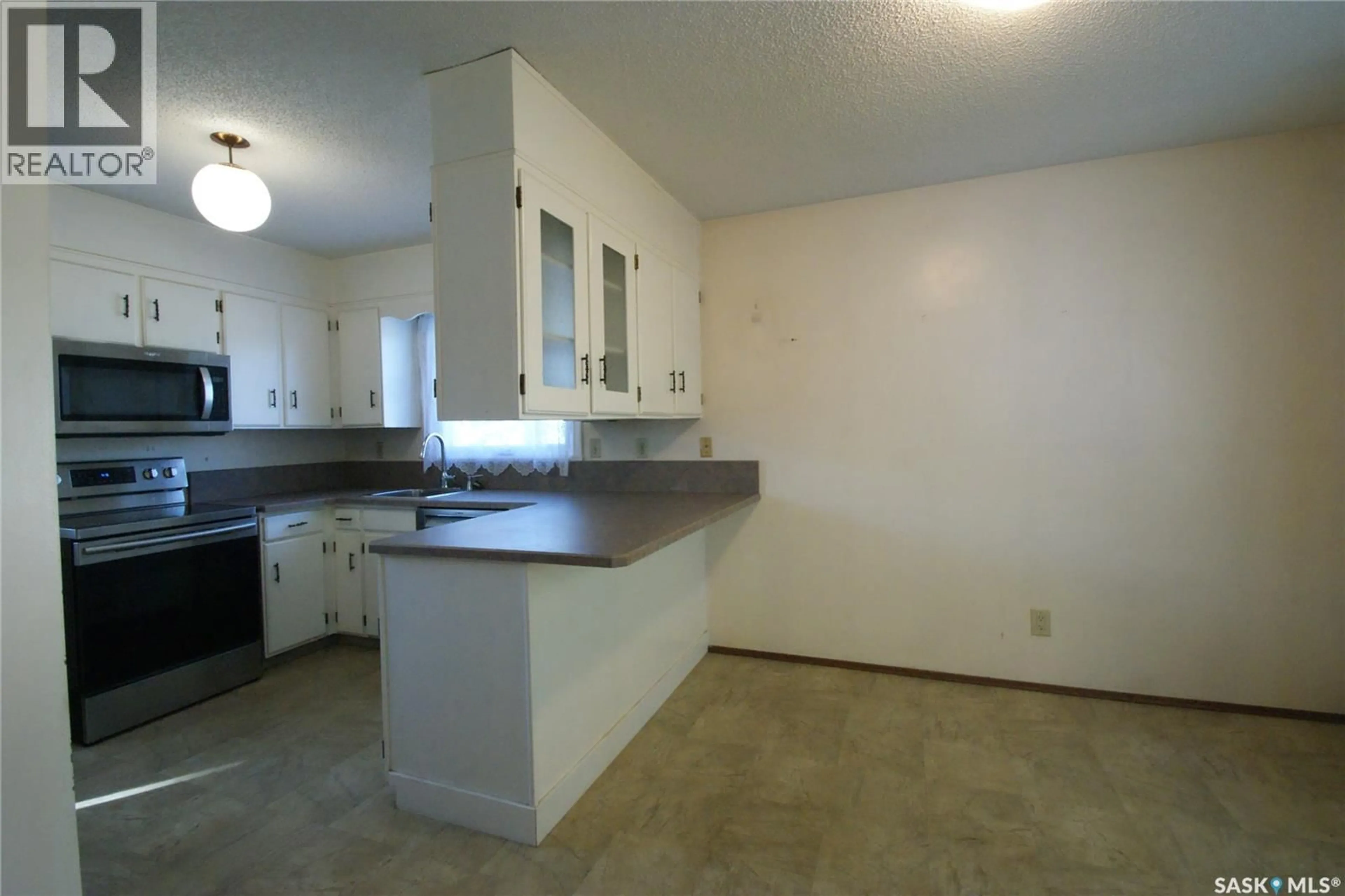 Standard kitchen, unknown for 402 MCKERCHER DRIVE, Saskatoon Saskatchewan S7H3W5
