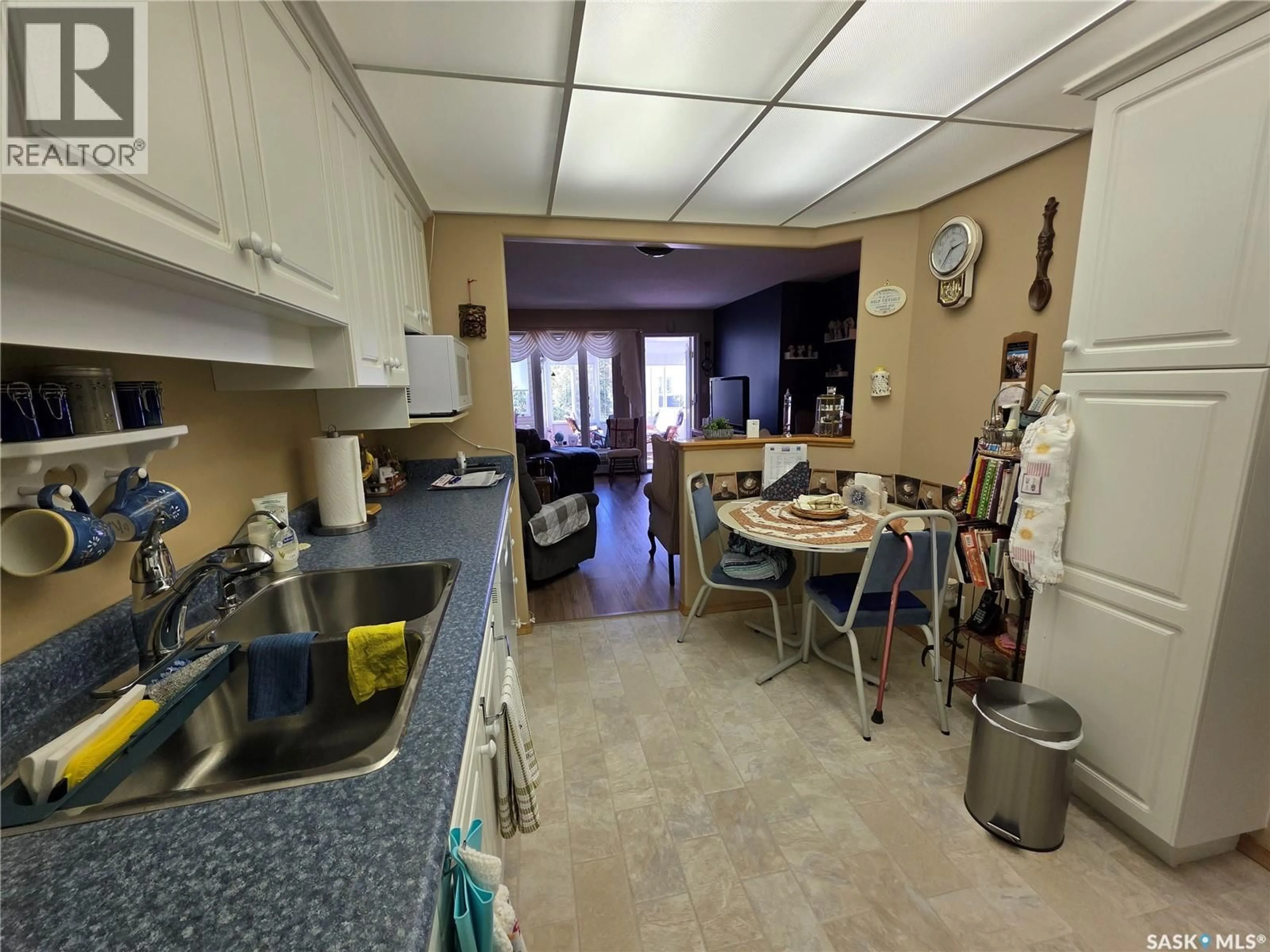 Standard kitchen, unknown for 307 230 LISTER KAYE CRESCENT, Swift Current Saskatchewan S9H0A2