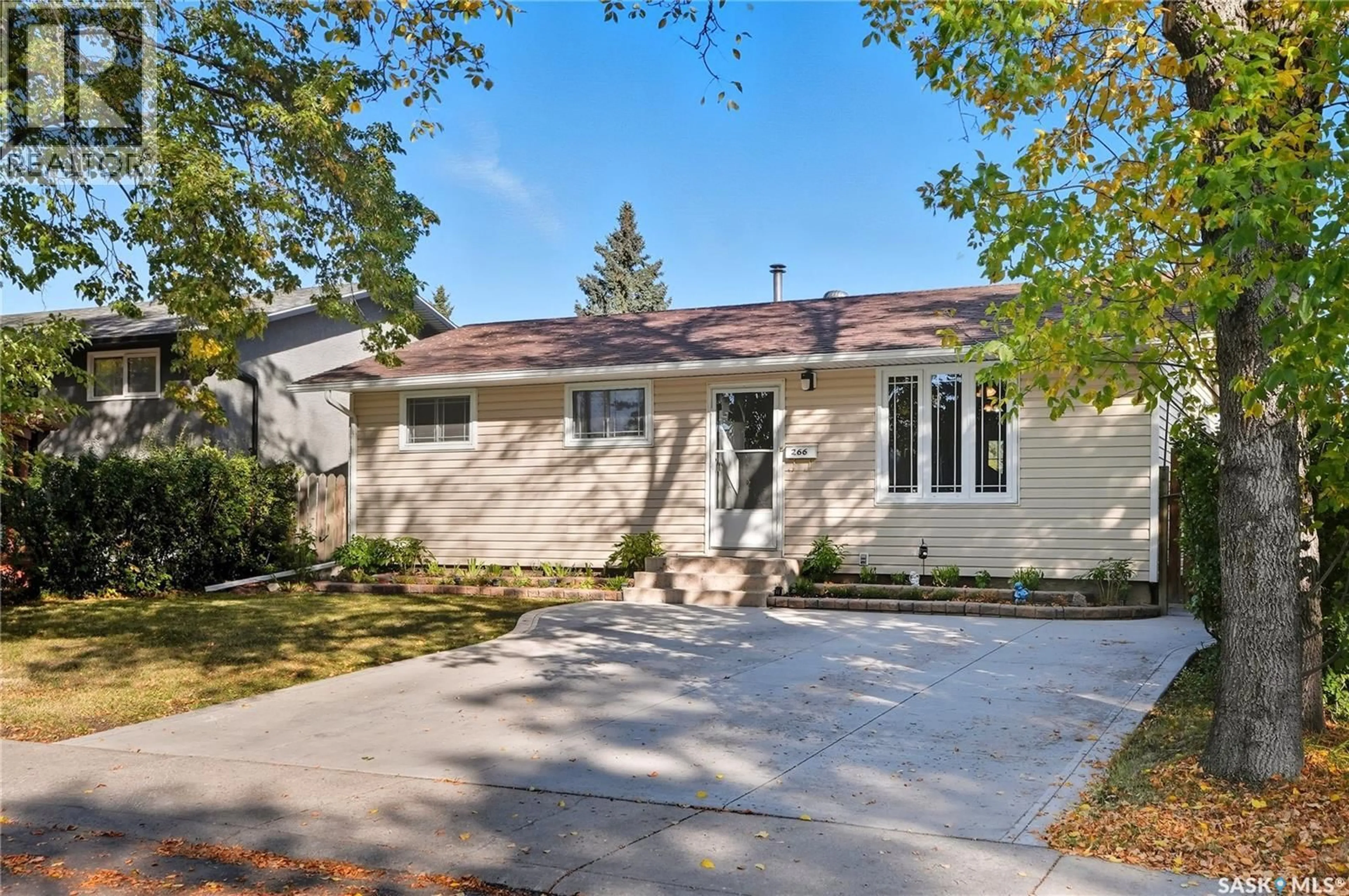 Home with vinyl exterior material, street for 266 LLOYD CRESCENT, Saskatoon Saskatchewan S7L4Z1
