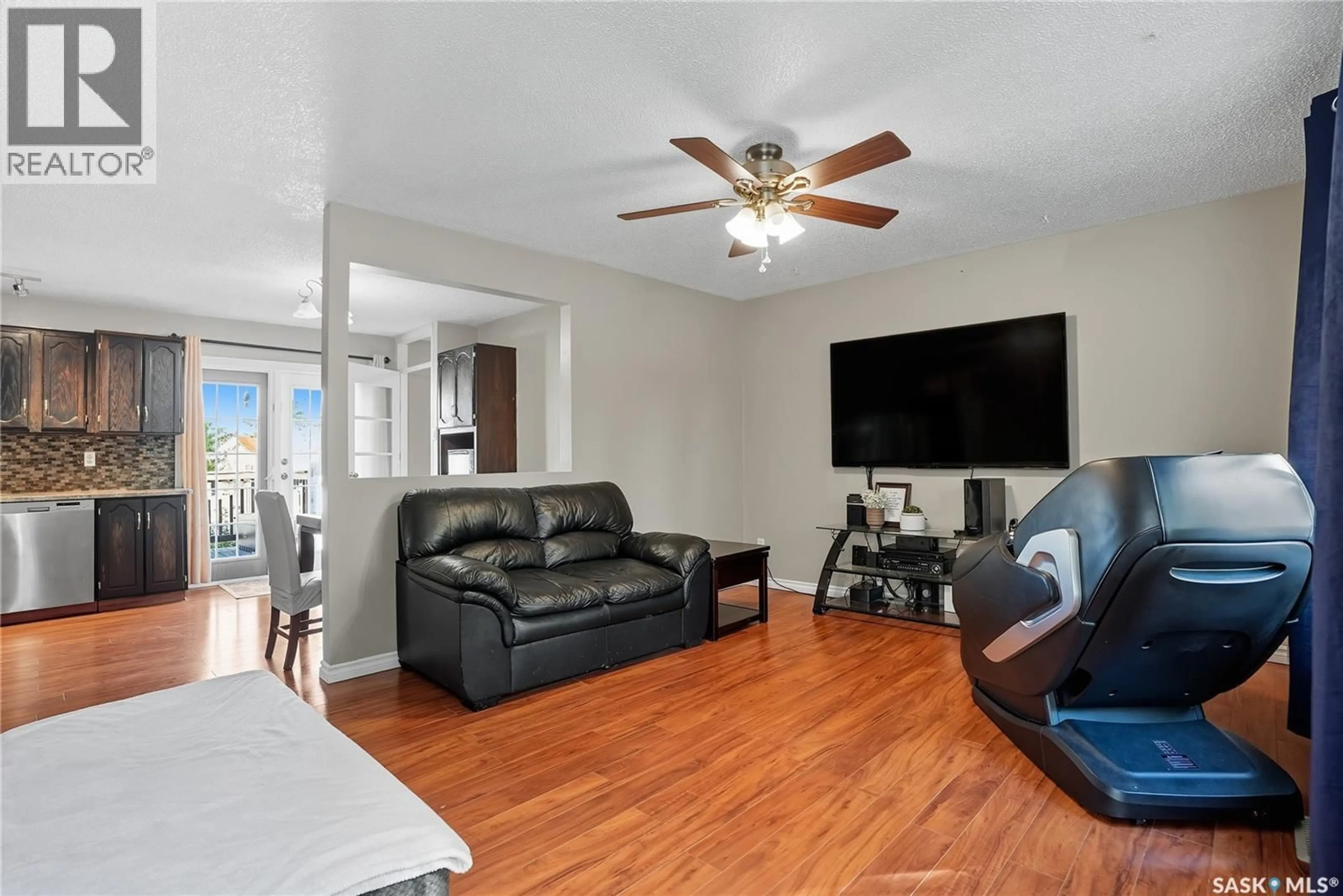 Living room with furniture, unknown for 266 LLOYD CRESCENT, Saskatoon Saskatchewan S7L4Z1
