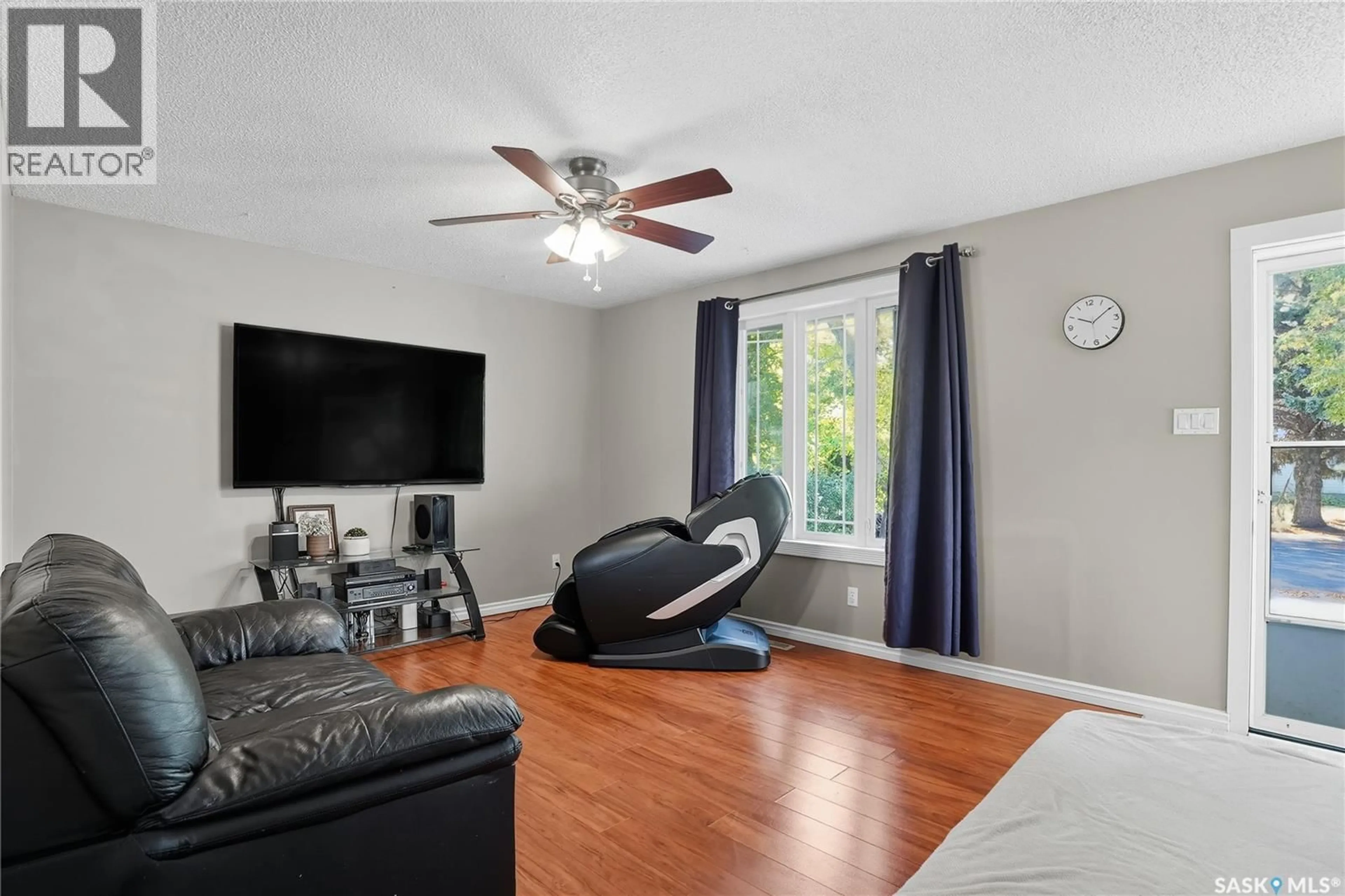 Living room with furniture, unknown for 266 LLOYD CRESCENT, Saskatoon Saskatchewan S7L4Z1