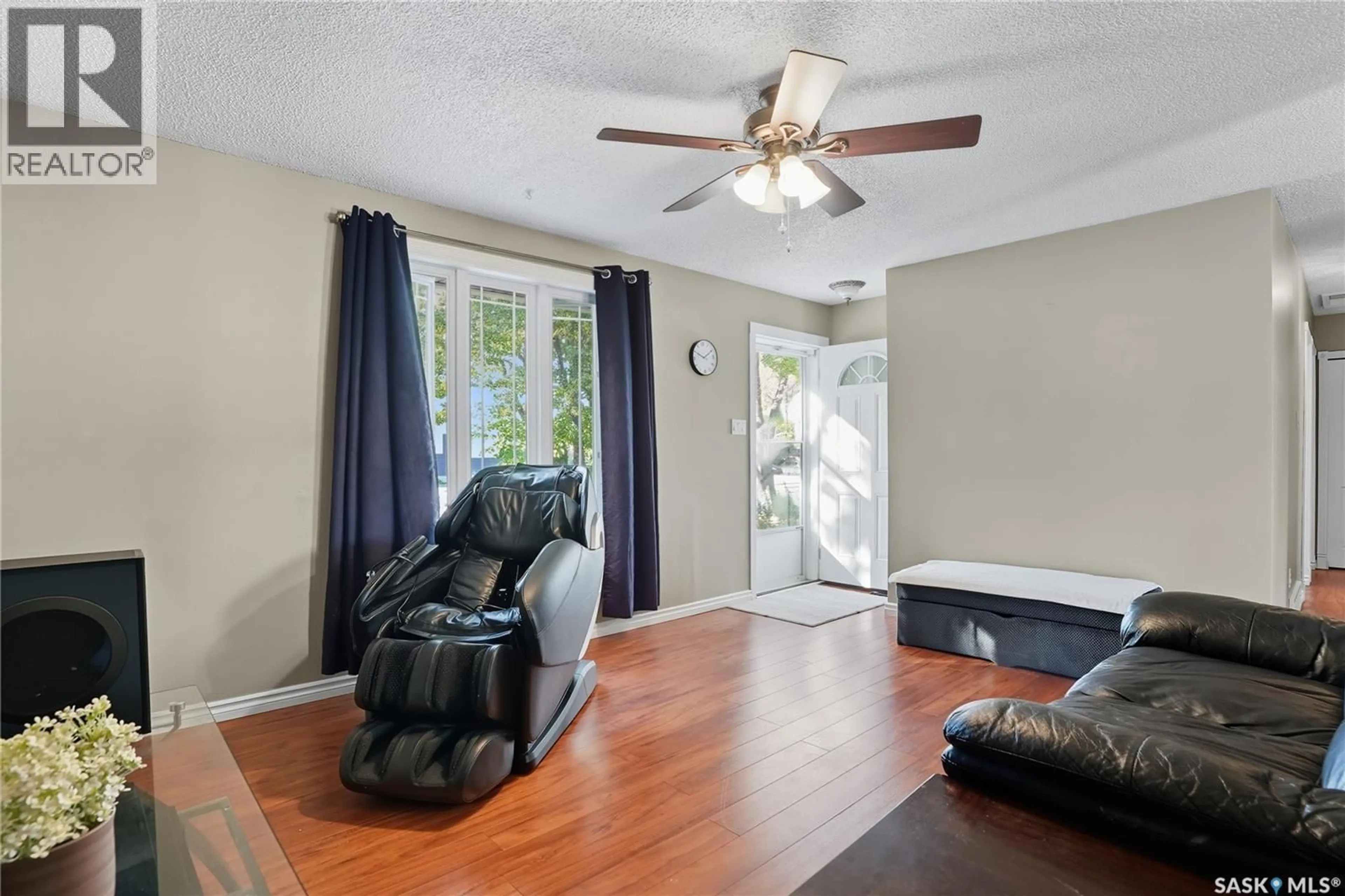 Living room with furniture, unknown for 266 LLOYD CRESCENT, Saskatoon Saskatchewan S7L4Z1