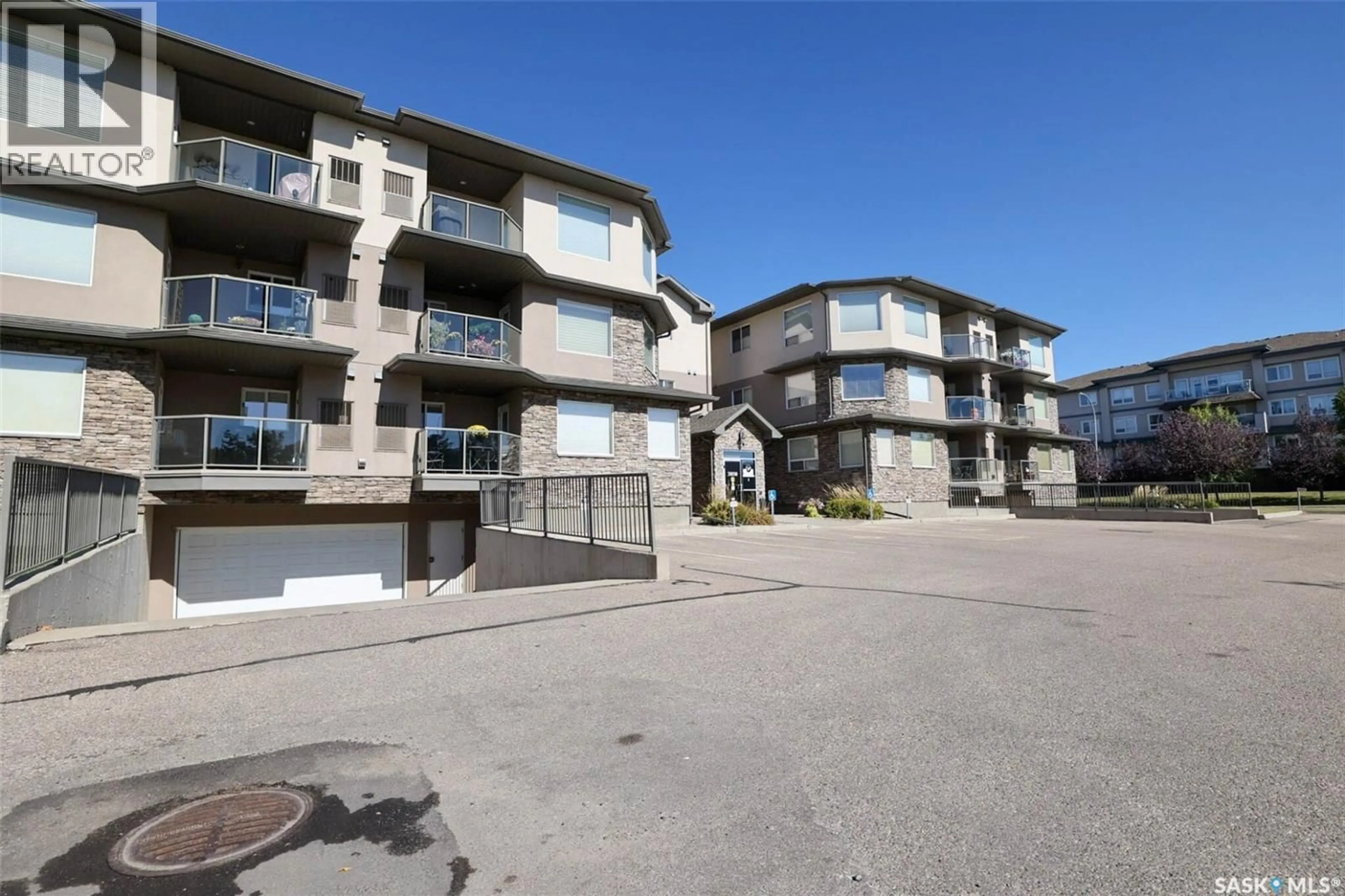 Patio, building for 102 - 3850 HAUGHTON ROAD, Regina Saskatchewan S4V1M7