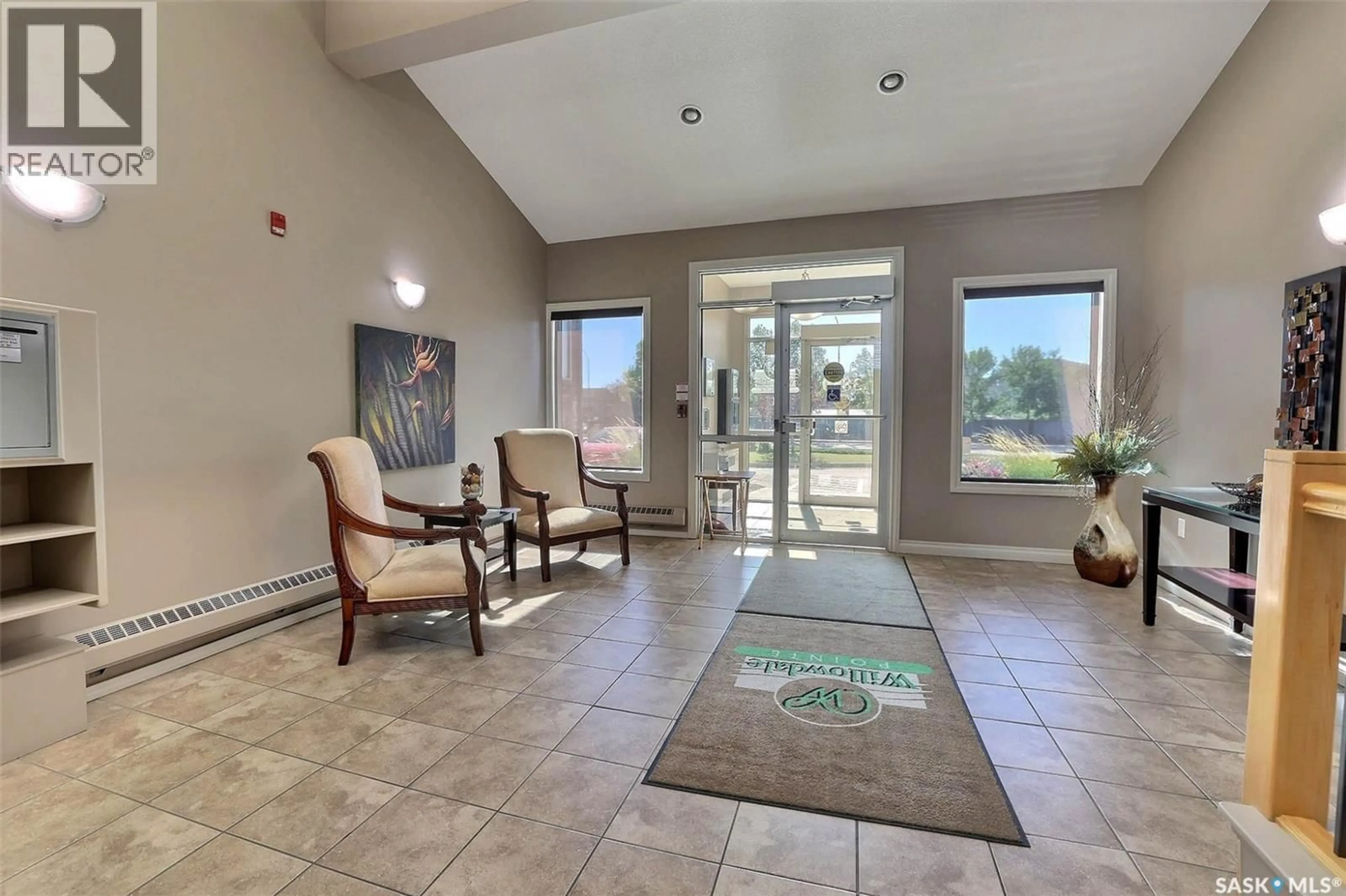 Indoor foyer for 102 - 3850 HAUGHTON ROAD, Regina Saskatchewan S4V1M7