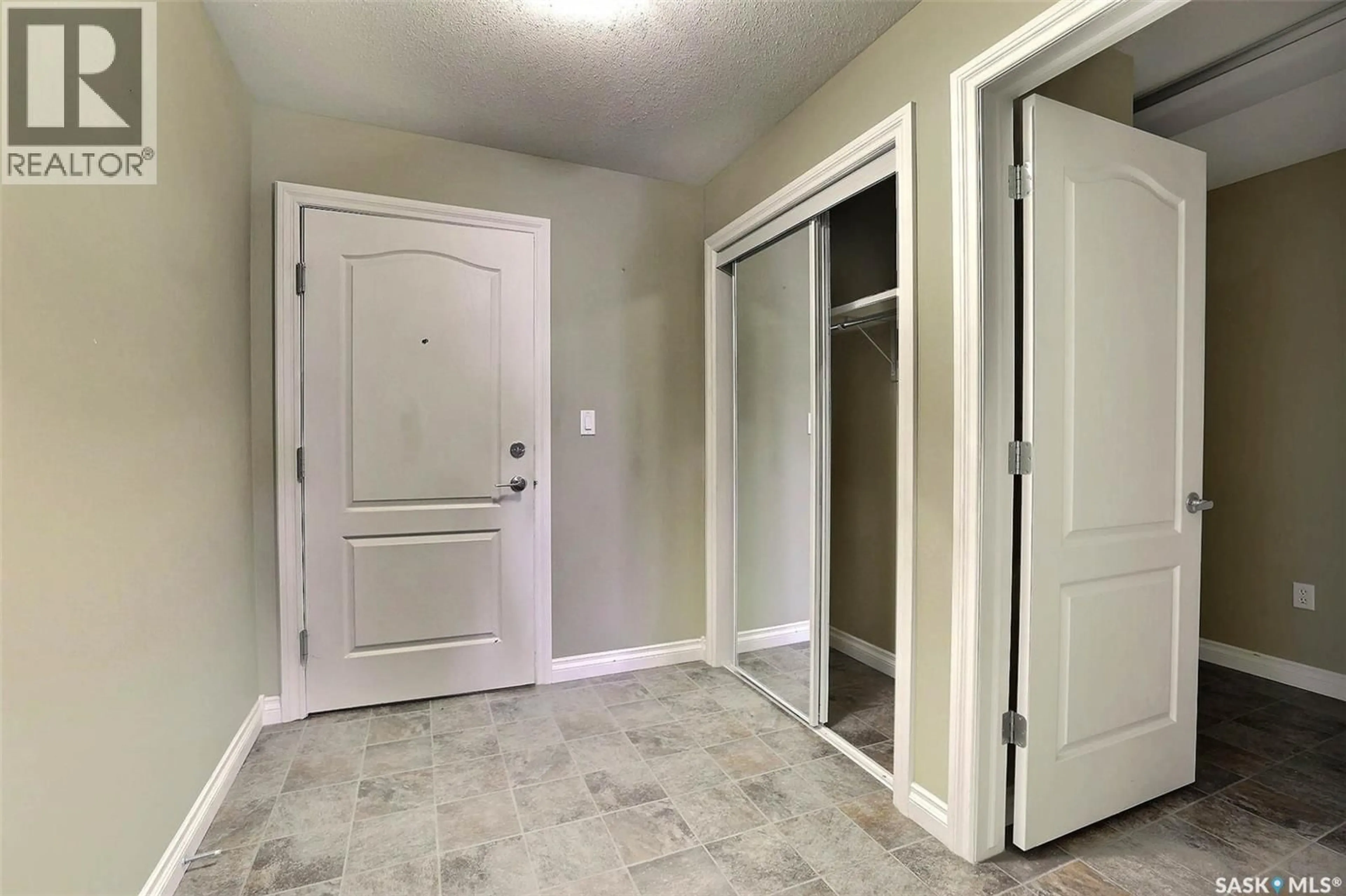 Indoor entryway for 102 - 3850 HAUGHTON ROAD, Regina Saskatchewan S4V1M7