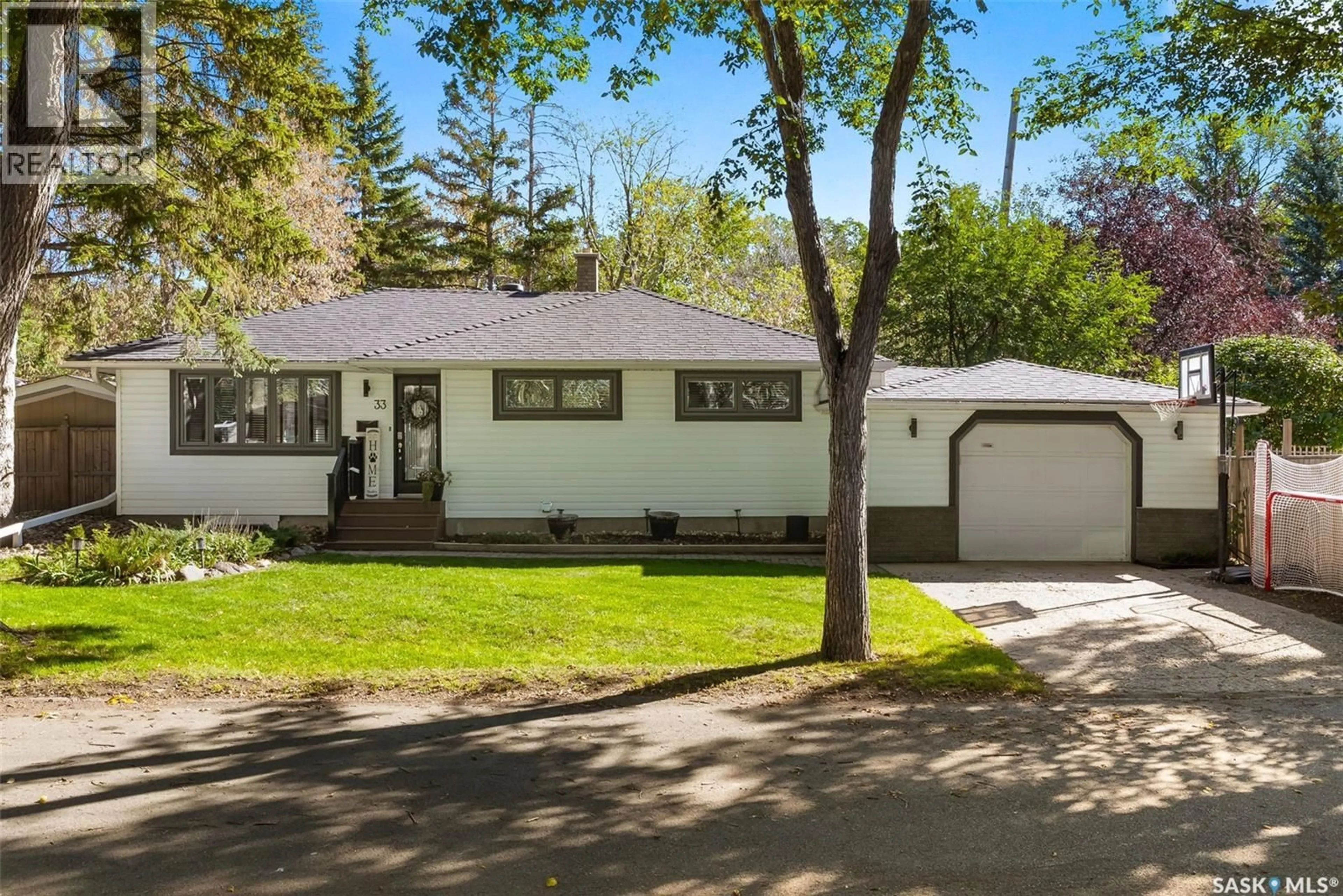 Home with vinyl exterior material, street for 33 FALCON BAY, Regina Saskatchewan S4S4M1