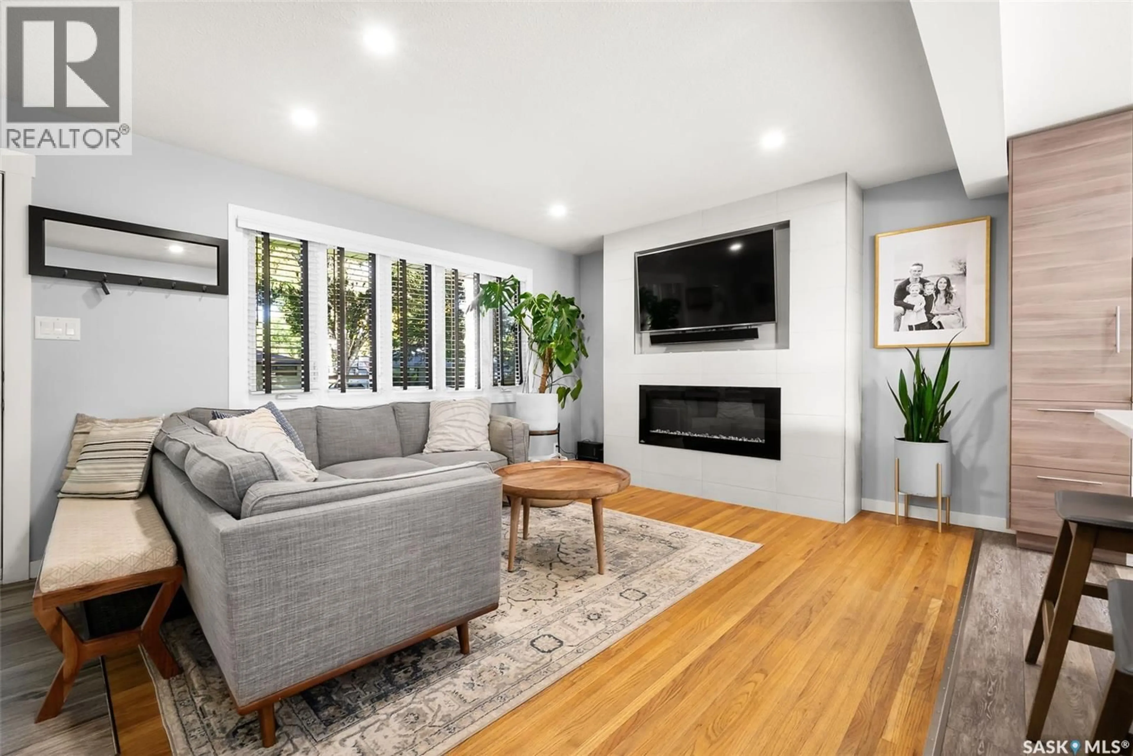 Living room with furniture, unknown for 33 FALCON BAY, Regina Saskatchewan S4S4M1