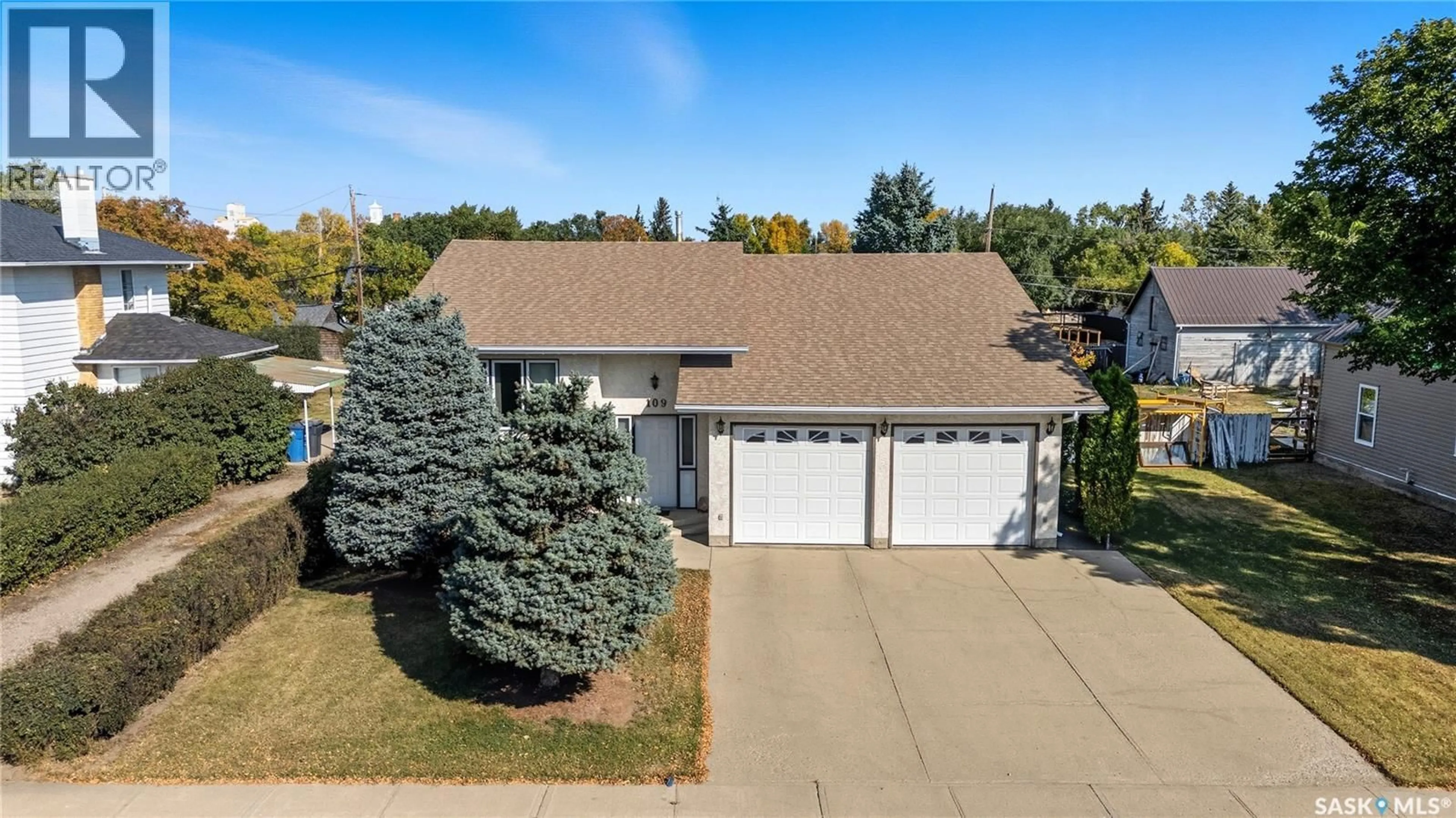 A pic from outside/outdoor area/front of a property/back of a property/a pic from drone, unknown for 109 1ST AVENUE, Gravelbourg Saskatchewan S0H1X0