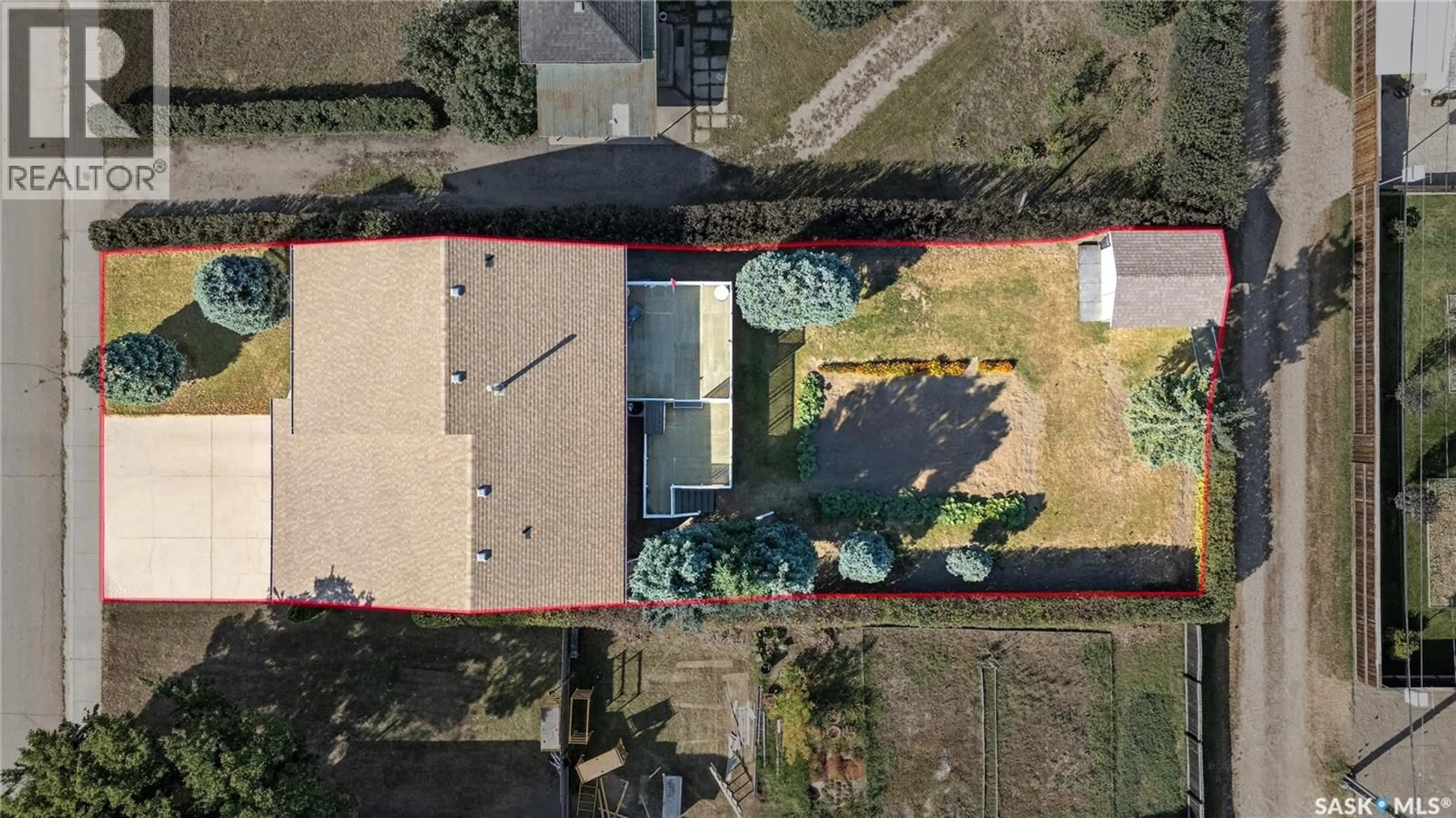 A pic from outside/outdoor area/front of a property/back of a property/a pic from drone, building for 109 1ST AVENUE, Gravelbourg Saskatchewan S0H1X0