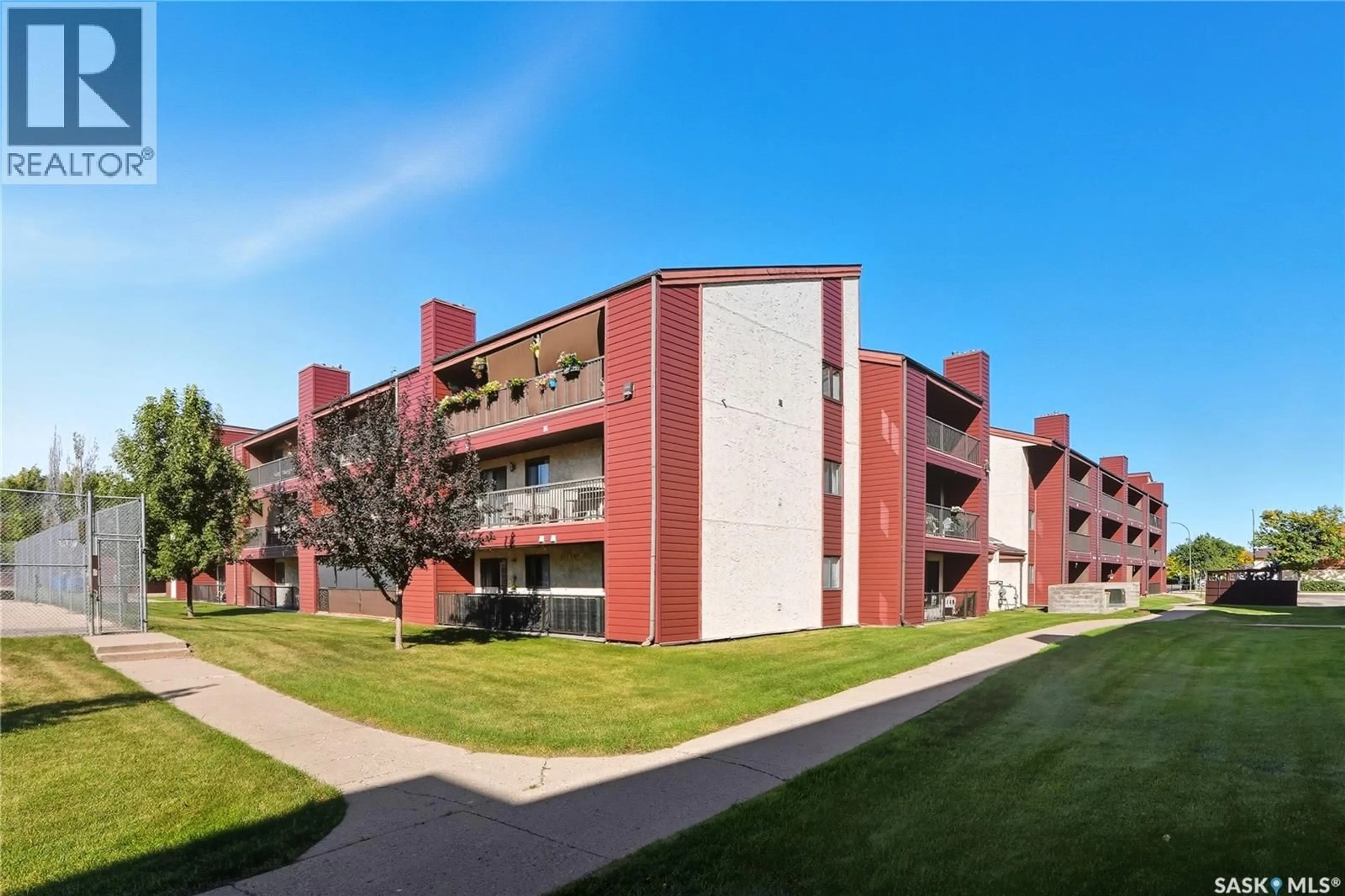 Patio, building for 111 - 207 WEDGE ROAD, Saskatoon Saskatchewan S7L6S8