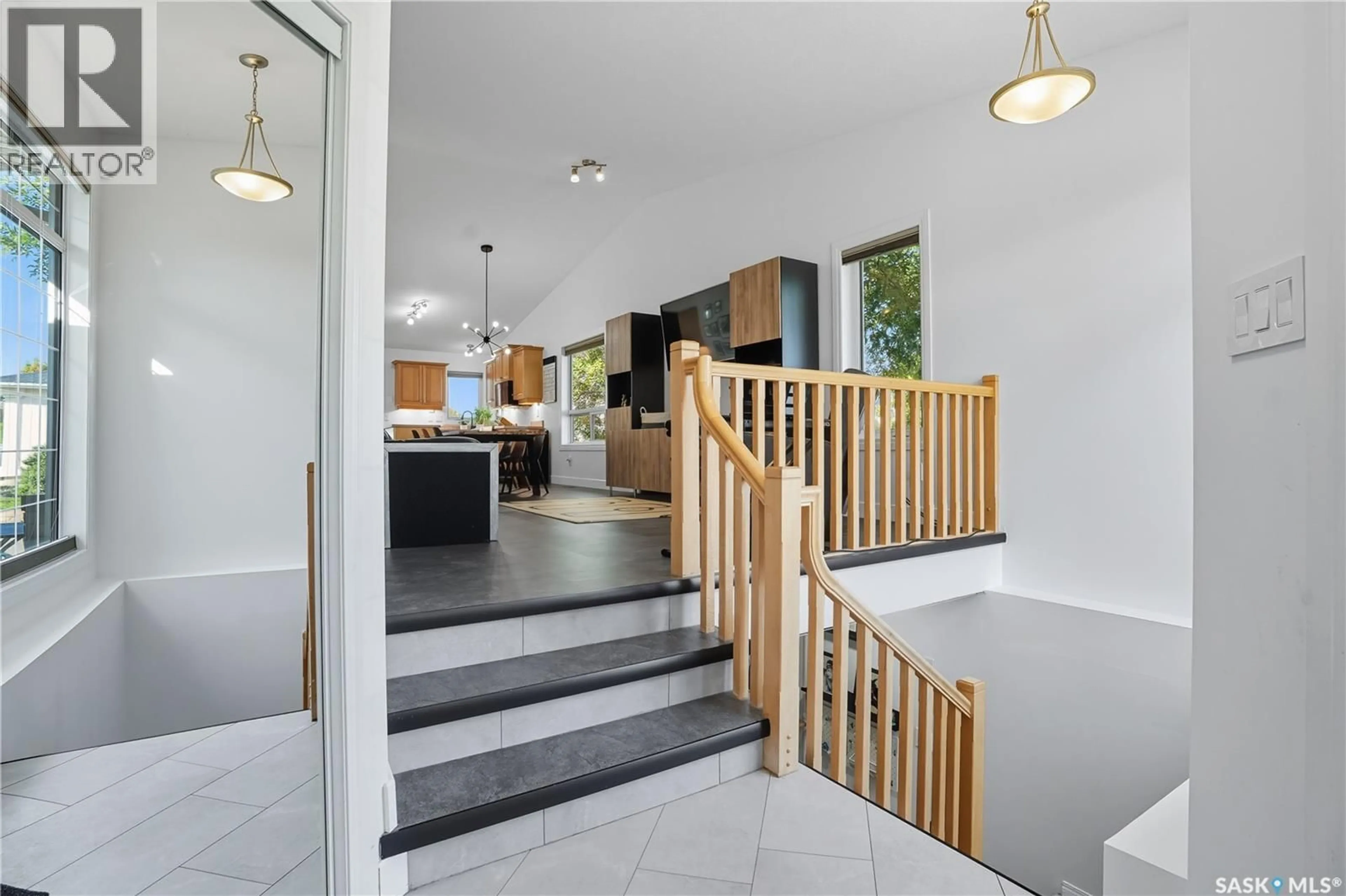 Indoor foyer for 1114 DEGELMAN DRIVE, Regina Saskatchewan S4N7P7