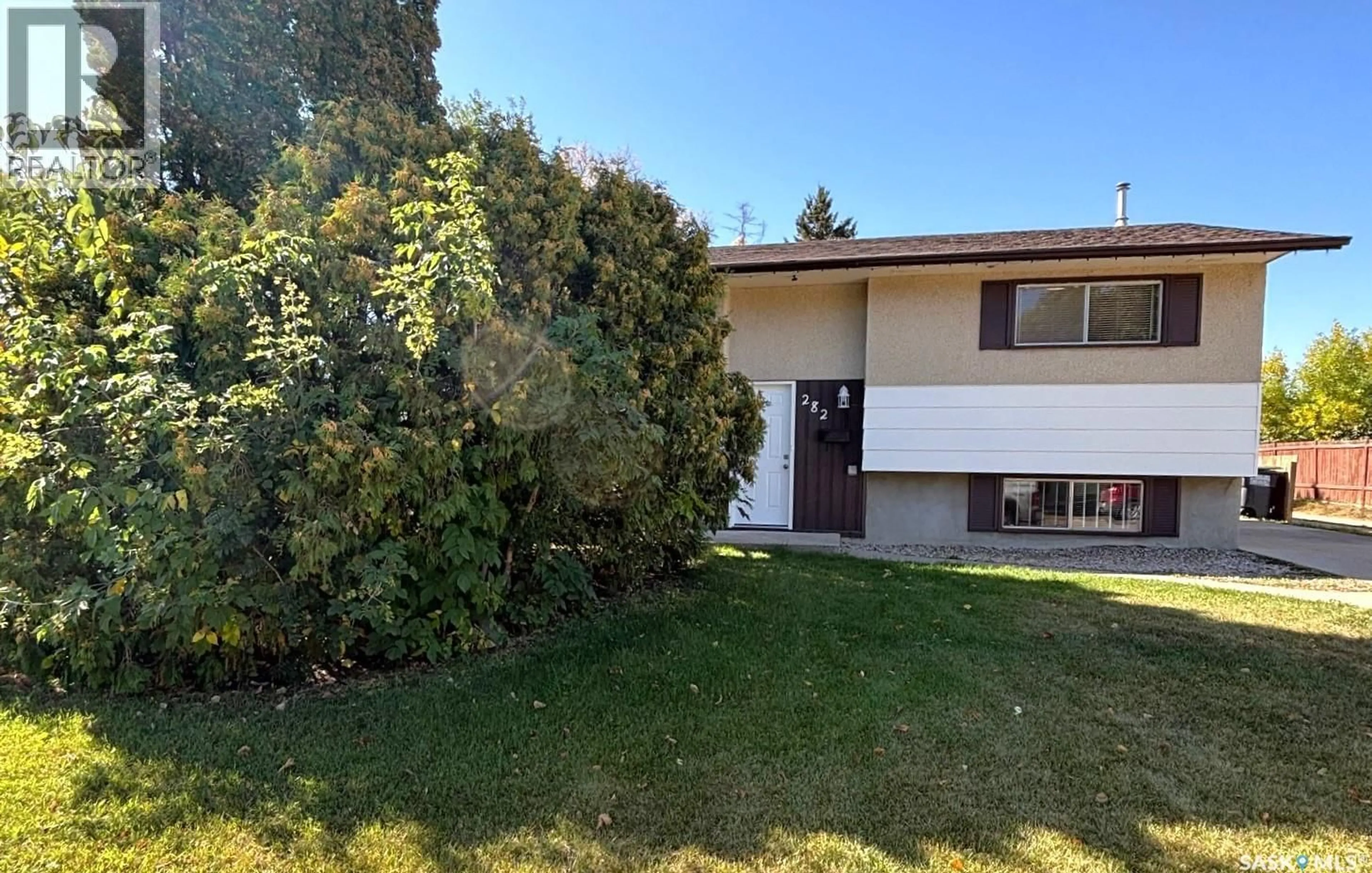 A pic from outside/outdoor area/front of a property/back of a property/a pic from drone, street for 282 HAVILAND CRESCENT, Saskatoon Saskatchewan S7L5A4