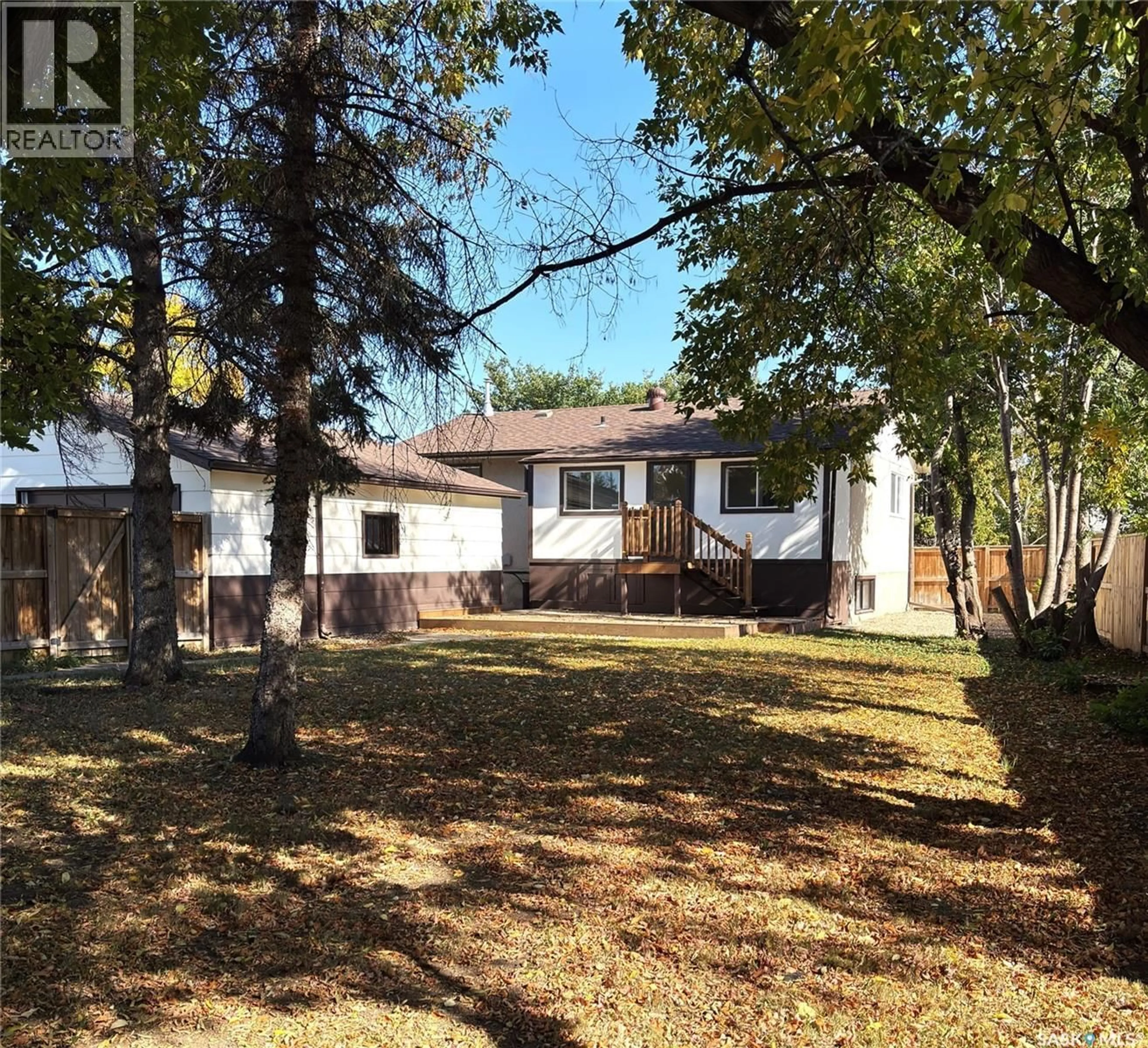 A pic from outside/outdoor area/front of a property/back of a property/a pic from drone, street for 282 HAVILAND CRESCENT, Saskatoon Saskatchewan S7L5A4