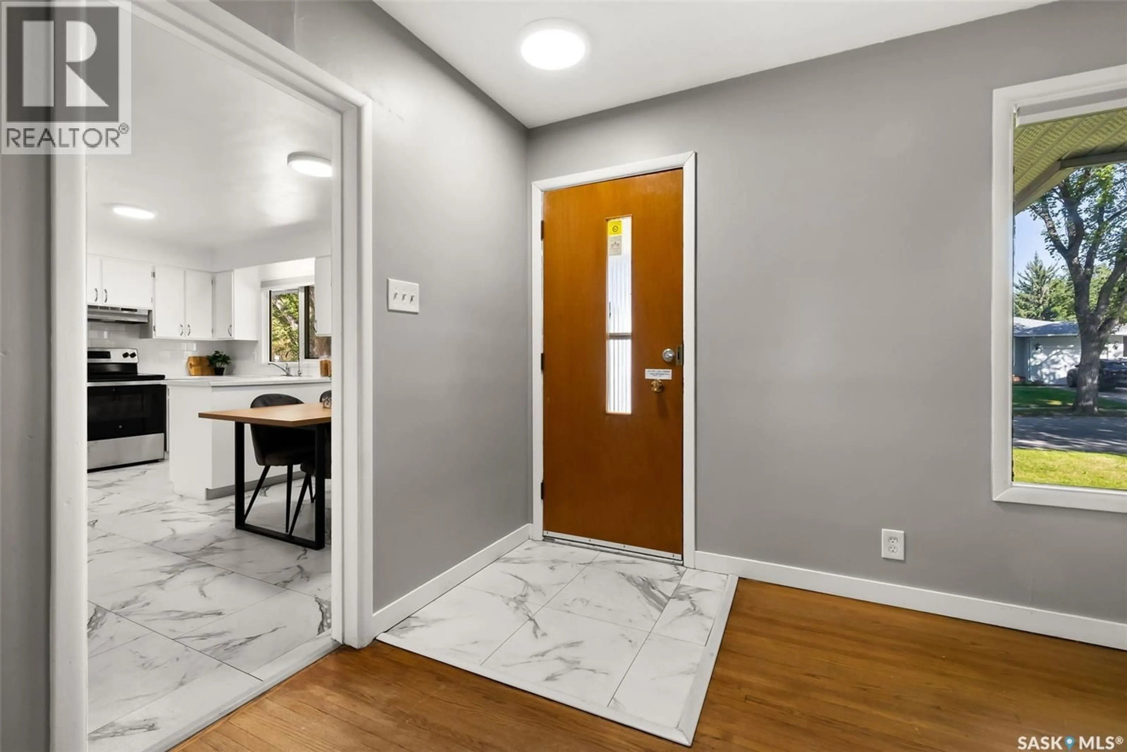 Indoor entryway for 45 DARKE CRESCENT, Regina Saskatchewan S4S2W5