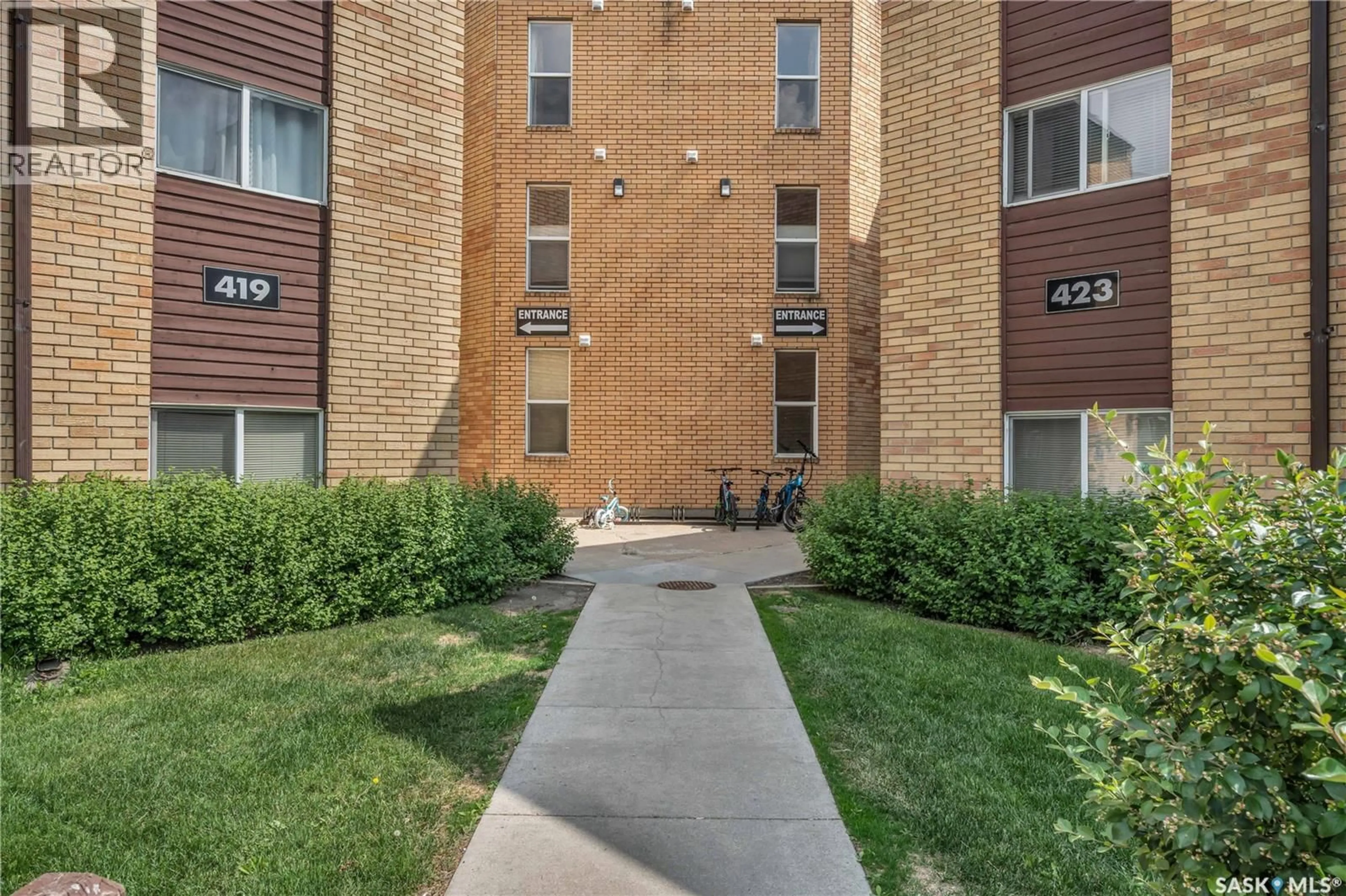 Patio, street for 301 419 TAIT COURT, Saskatoon Saskatchewan S7H5L3
